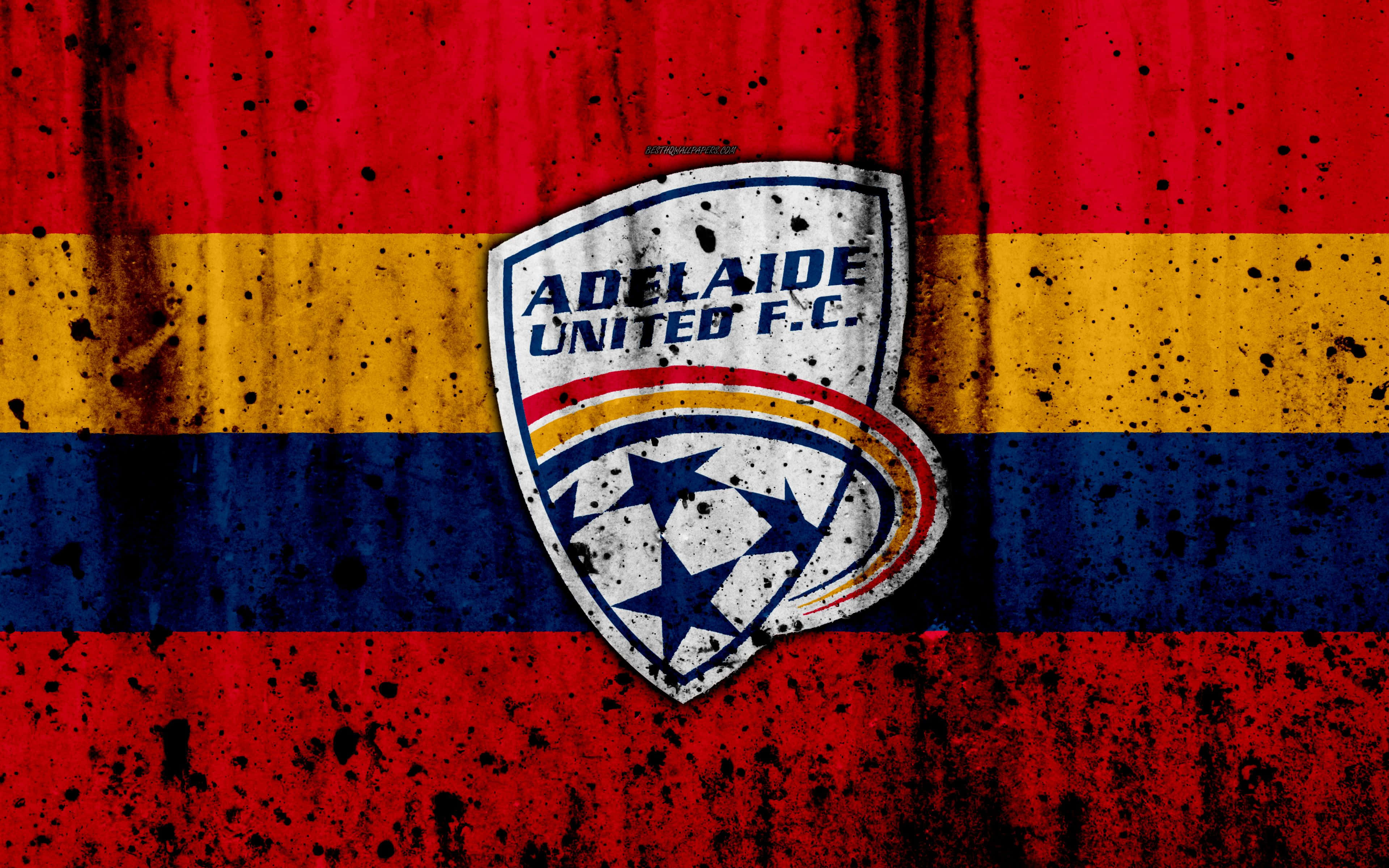 Adelaide United 桌布 壁紙 — 阿德萊德聯足球會徽章置中於經風化的紅黃藍條紋背景上，帶有黑色飛濺紋理。