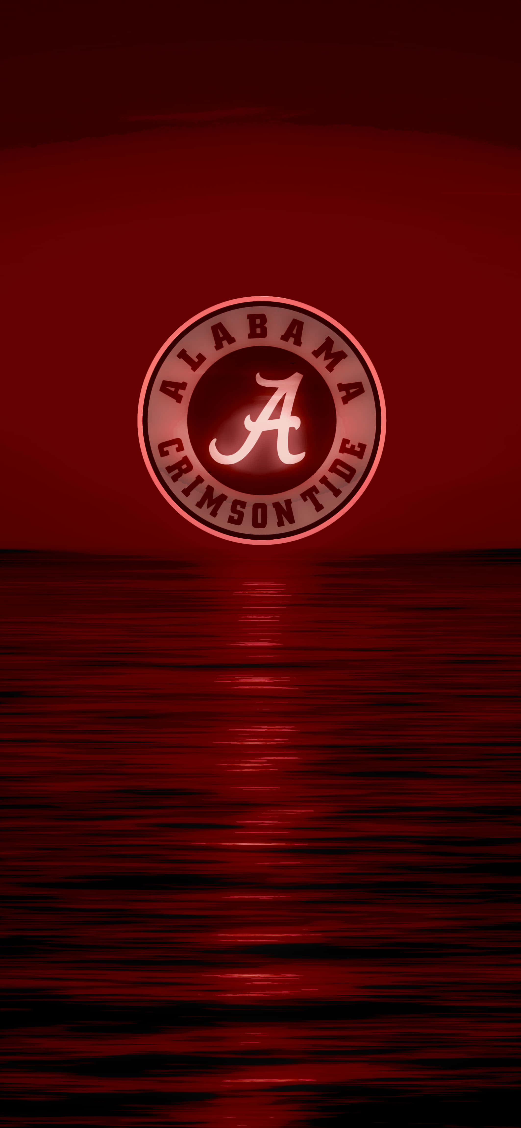 Alabama Football Logo 桌布 壁紙 — 阿拉巴馬紅潮隊標誌在暗紅色的天空下，於漣漪的水面上發出紅色光芒。