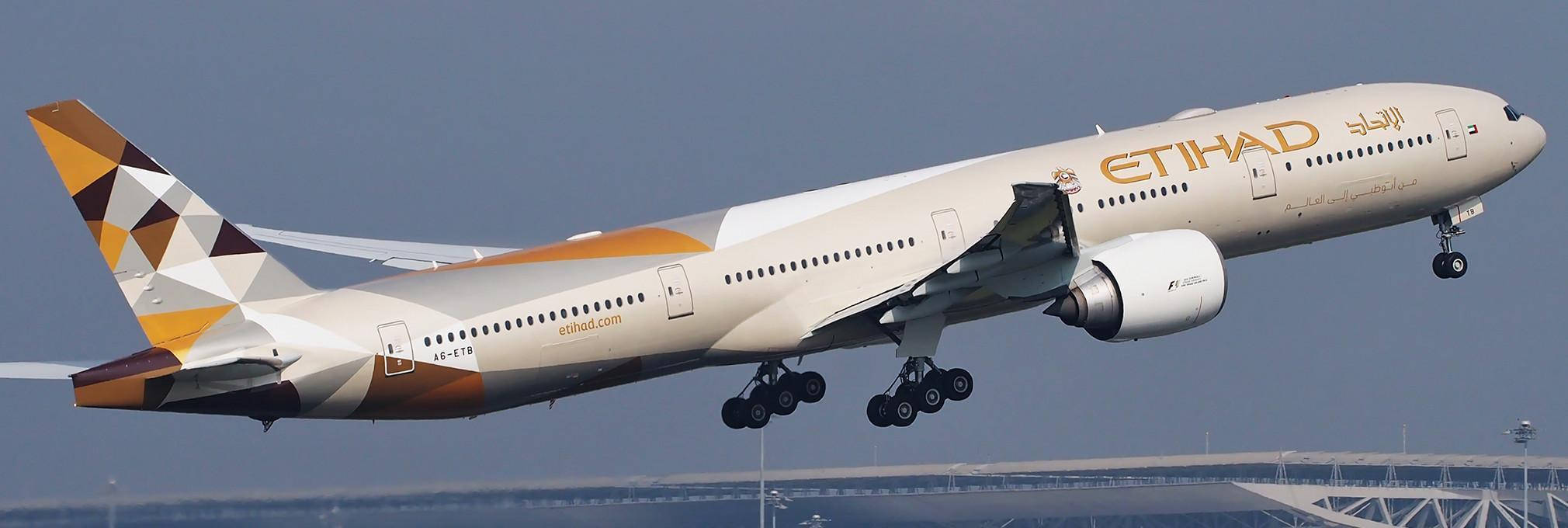 flying 桌布 壁紙 — 阿提哈德航空的空中巴士A350以幾何金色和米色塗裝，在晴朗藍天下優雅地傾斜起飛。