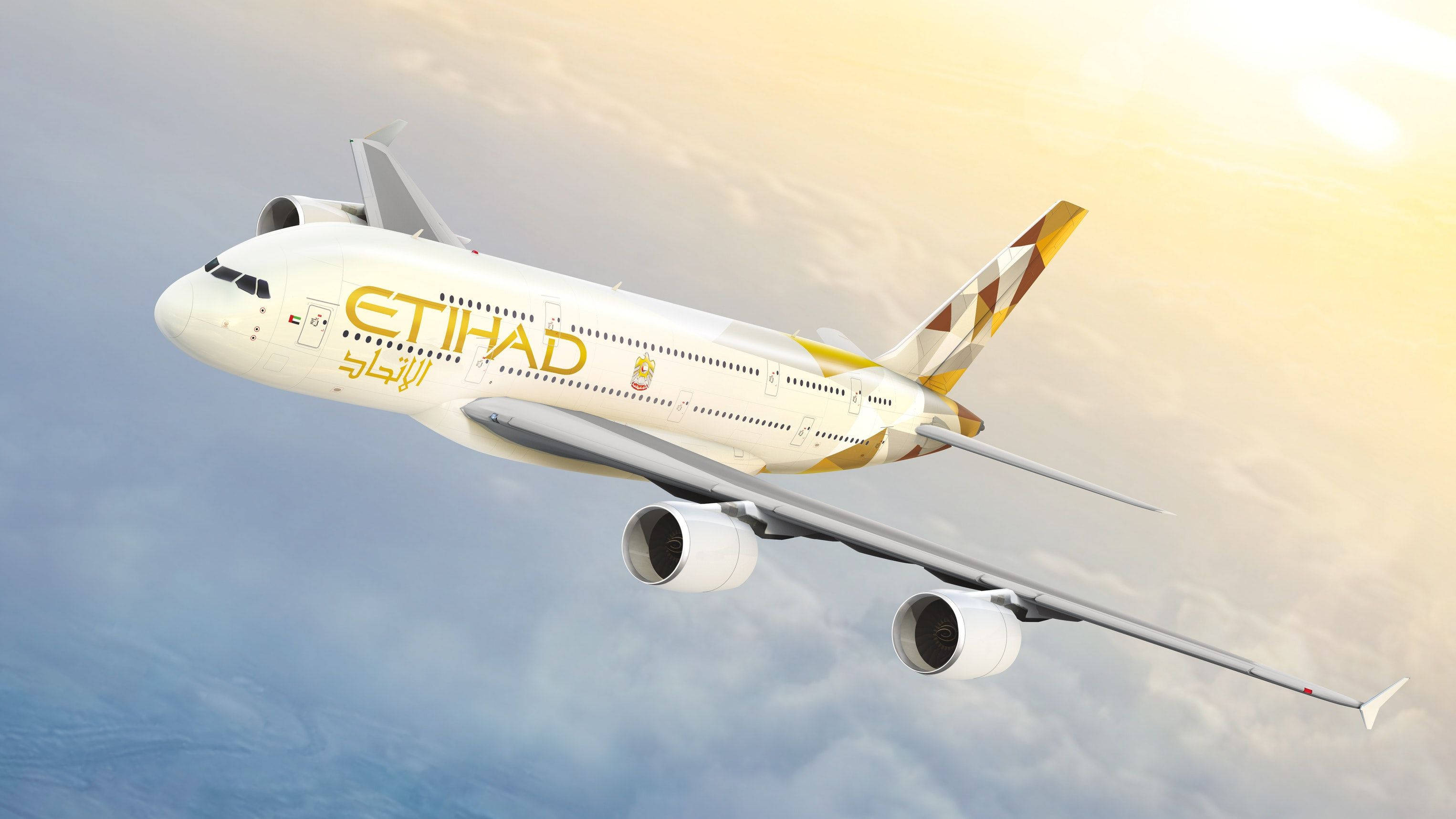 flying 桌布 壁紙 — 阿提哈德航空的空中巴士A380在金色夕陽照耀下的蓬鬆雲朵上優雅翱翔。