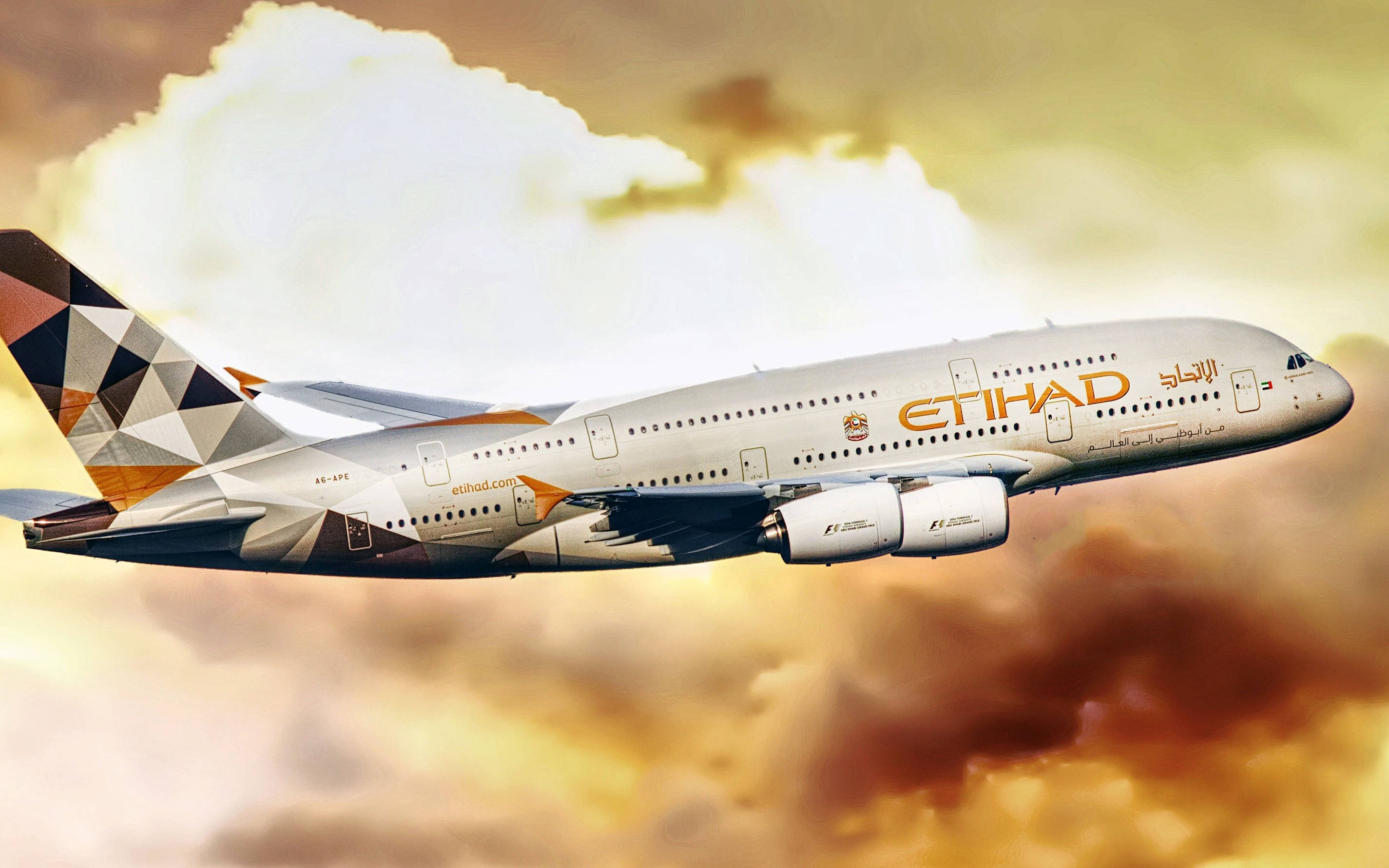 Plane 桌布 壁紙 — 阿提哈德航空的空中巴士A380在日落時分穿過戲劇性的金色雲層，帶有鮮明的幾何尾翼設計。