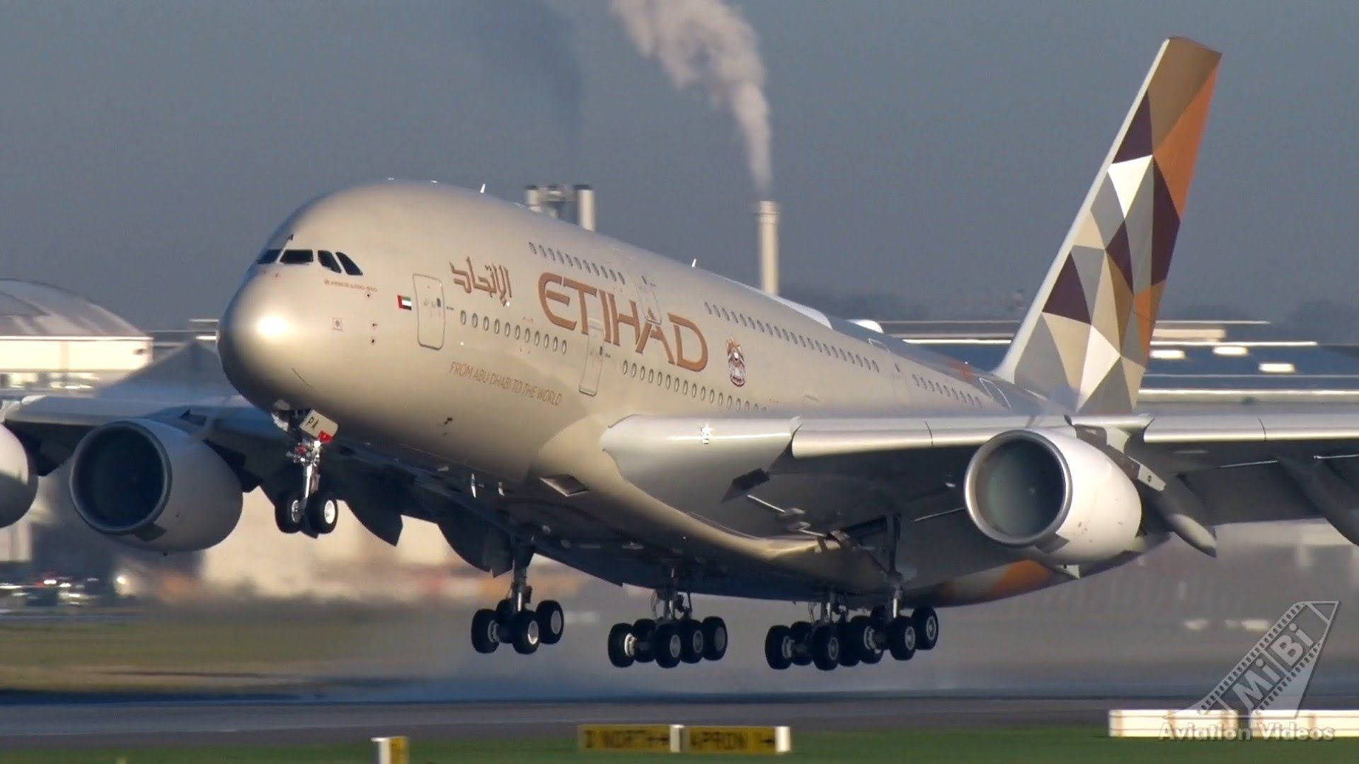 飛機 桌布 壁紙 — 阿提哈德航空的空中巴士A380從跑道起飛，遠方工業煙囪冒出的煙霧升起。