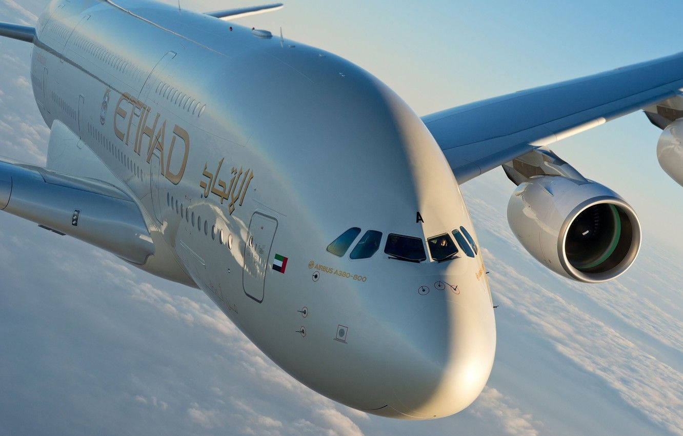 flying 桌布 壁紙 — 阿提哈德航空空中巴士A380在晴朗藍天下翱翔於蓬鬆白雲之上的特寫。