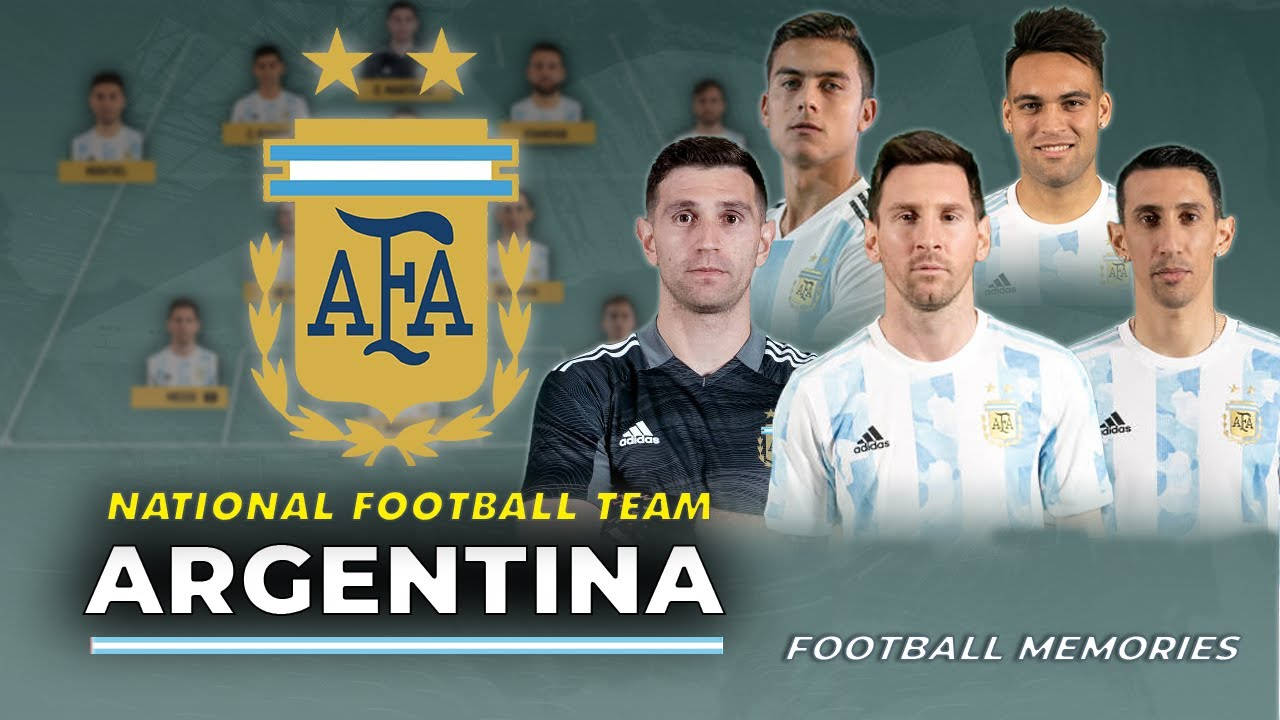 Argentina 桌布 壁紙 — 阿根廷國家足球隊球員身穿淺藍白間條球衣，帶有AFA徽章和星星，背景為青綠色。