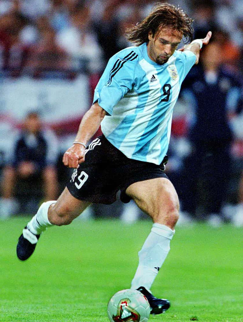 Argentina National Football Team 桌布 壁紙 — 阿根廷足球員九號身穿淺藍白間條球衣，在球場燈光下於綠色草地上盤球。