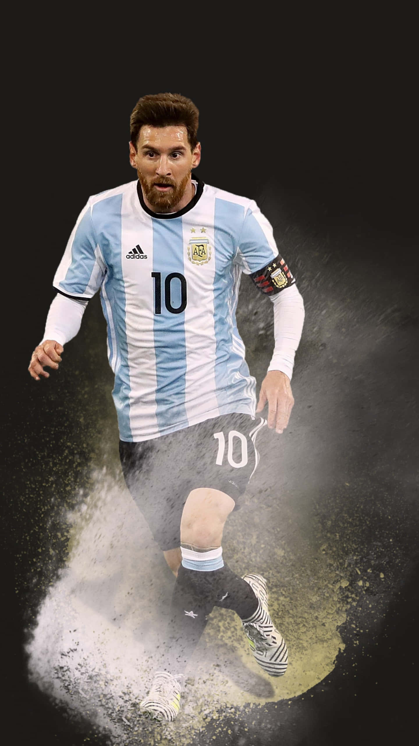 Messi Cool 桌布 壁紙 — 阿根廷足球巨星梅西身穿10號球衣在黑暗背景下踢起塵土。