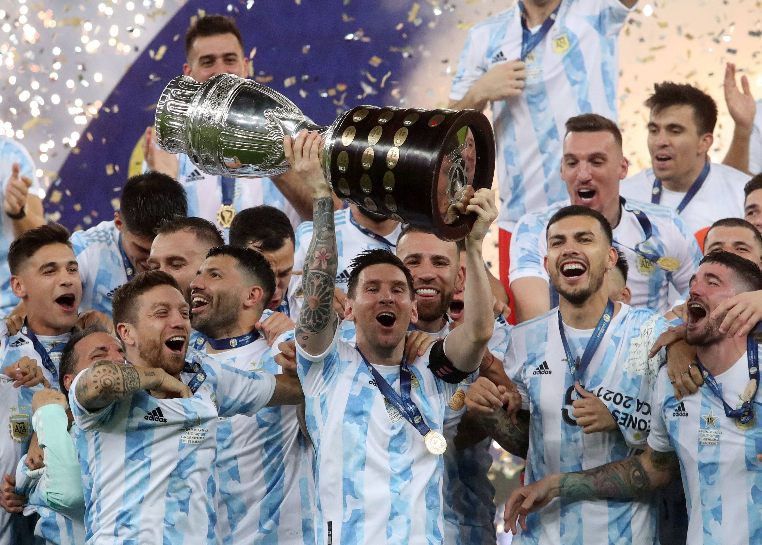 Messi 4K Ultra HD 桌布 壁紙 — 阿根廷足球隊高舉美洲盃獎盃，在飄落的彩紙和狂喜的球員中慶祝勝利。