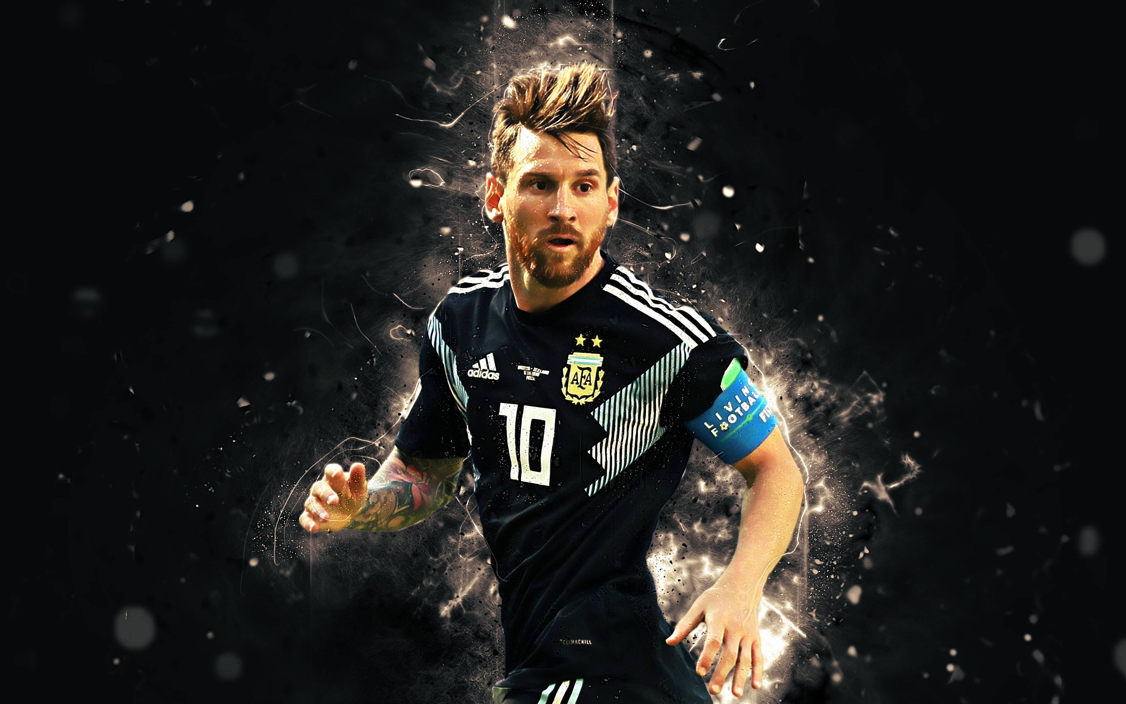 Messi 4K Ultra HD 桌布 壁紙 — 阿根廷黑色10號球衣的利昂內爾·梅西充滿活力的肖像，在黑暗爆炸背景中迸發能量。