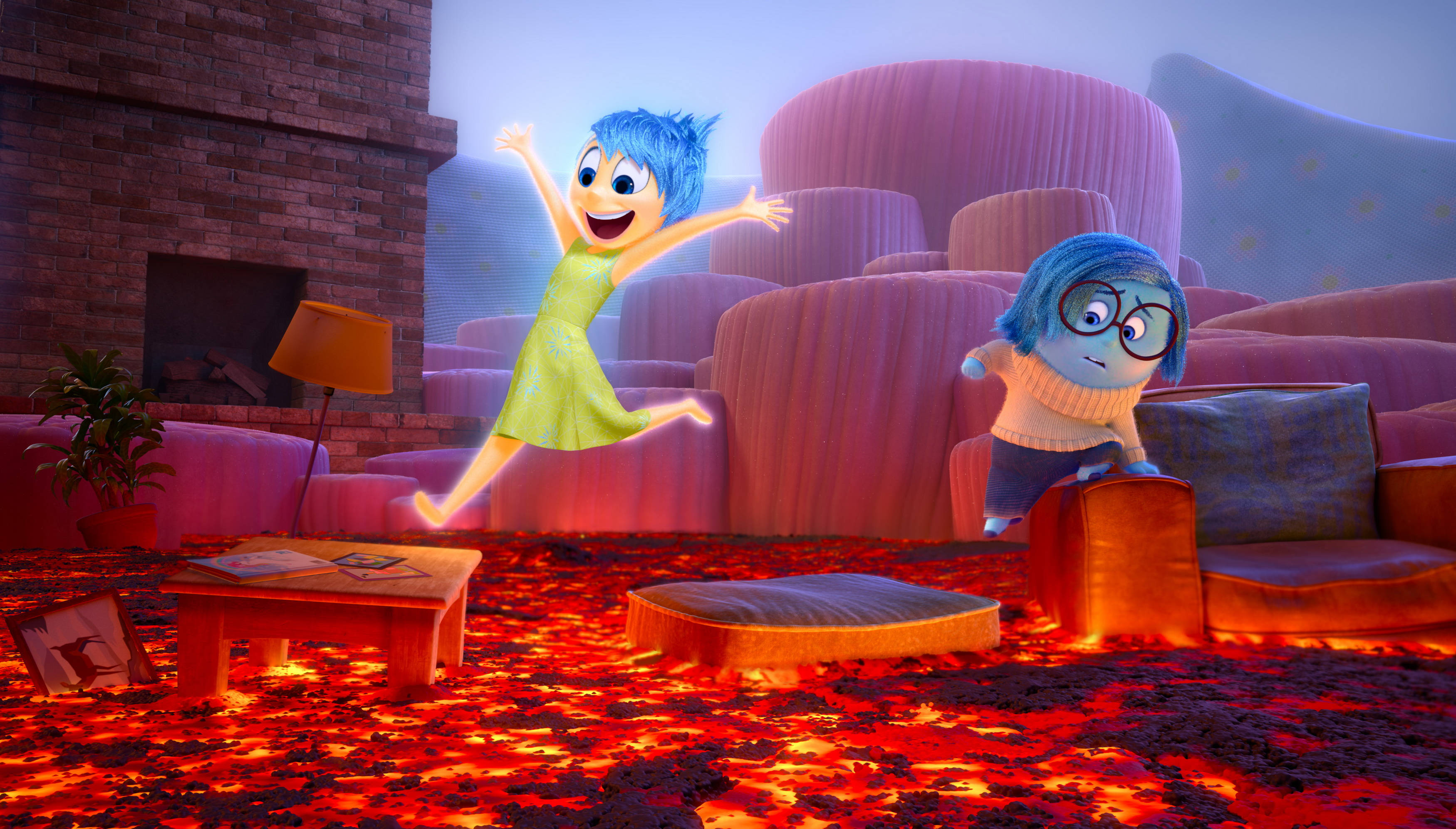 Joy Inside Out 桌布 壁紙 — 阿樂在超現實的客廳中興高采烈地跳躍，而阿愁則坐在柔軟的沙發旁，在柔和環境燈光下。