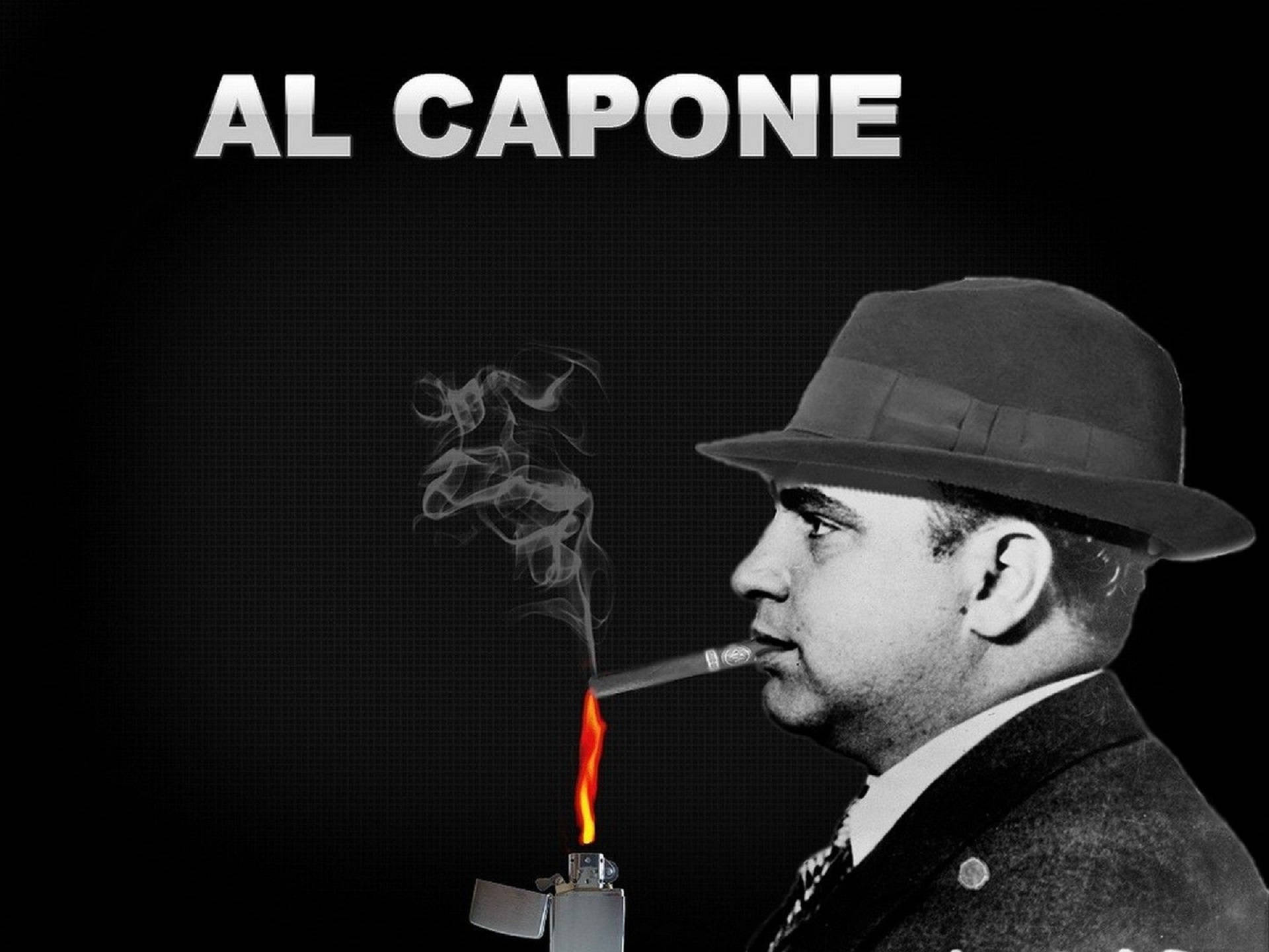 Capone 桌布 壁紙 — 阿爾·卡彭的側面黑白肖像，抽著雪茄，下方有一個點燃的打火機，在黑暗背景中發出火焰和煙霧。