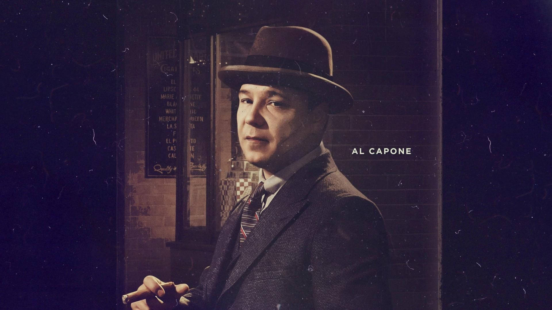 Capone 桌布 壁紙 — 阿爾·卡彭的復古肖像，戴著軟呢帽、穿著西裝，在光線昏暗的門口拿著雪茄，地板是棋盤格圖案。