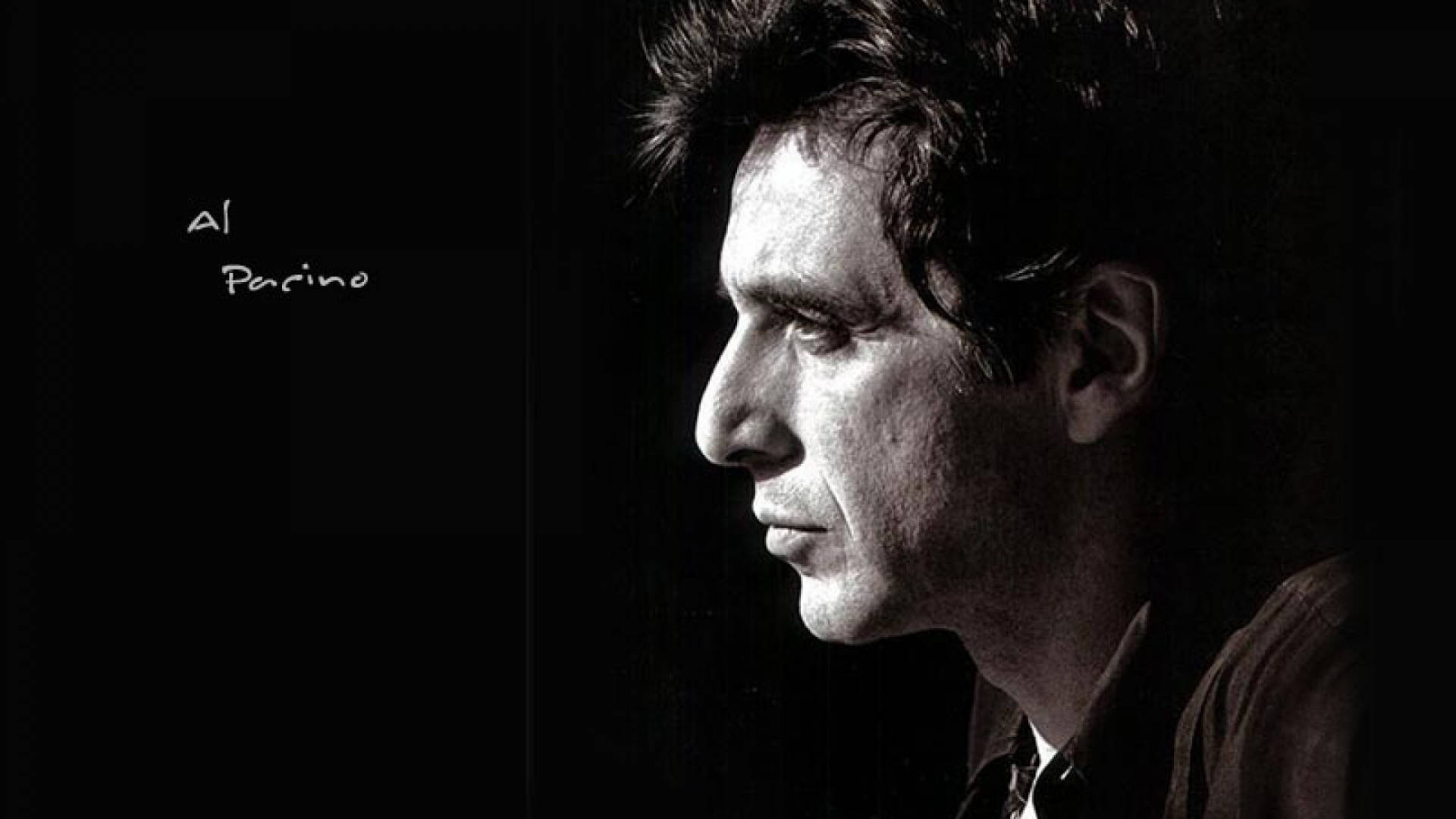Al Pacino 桌布 壁紙 — 阿爾·帕西諾的戲劇性黑白側面肖像，背景為深色，他的名字微妙地寫在上面。