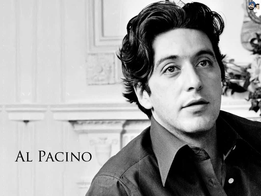 Al Pacino 桌布 壁紙 — 阿爾·帕西諾的黑白肖像，在華麗的室內牆壁前顯得若有所思。