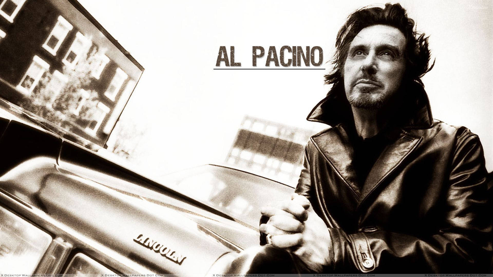 Al Pacino 桌布 壁紙 — 阿爾帕西諾身穿皮夾克，靠在一輛復古林肯汽車旁，高對比度的黑白城市場景。
