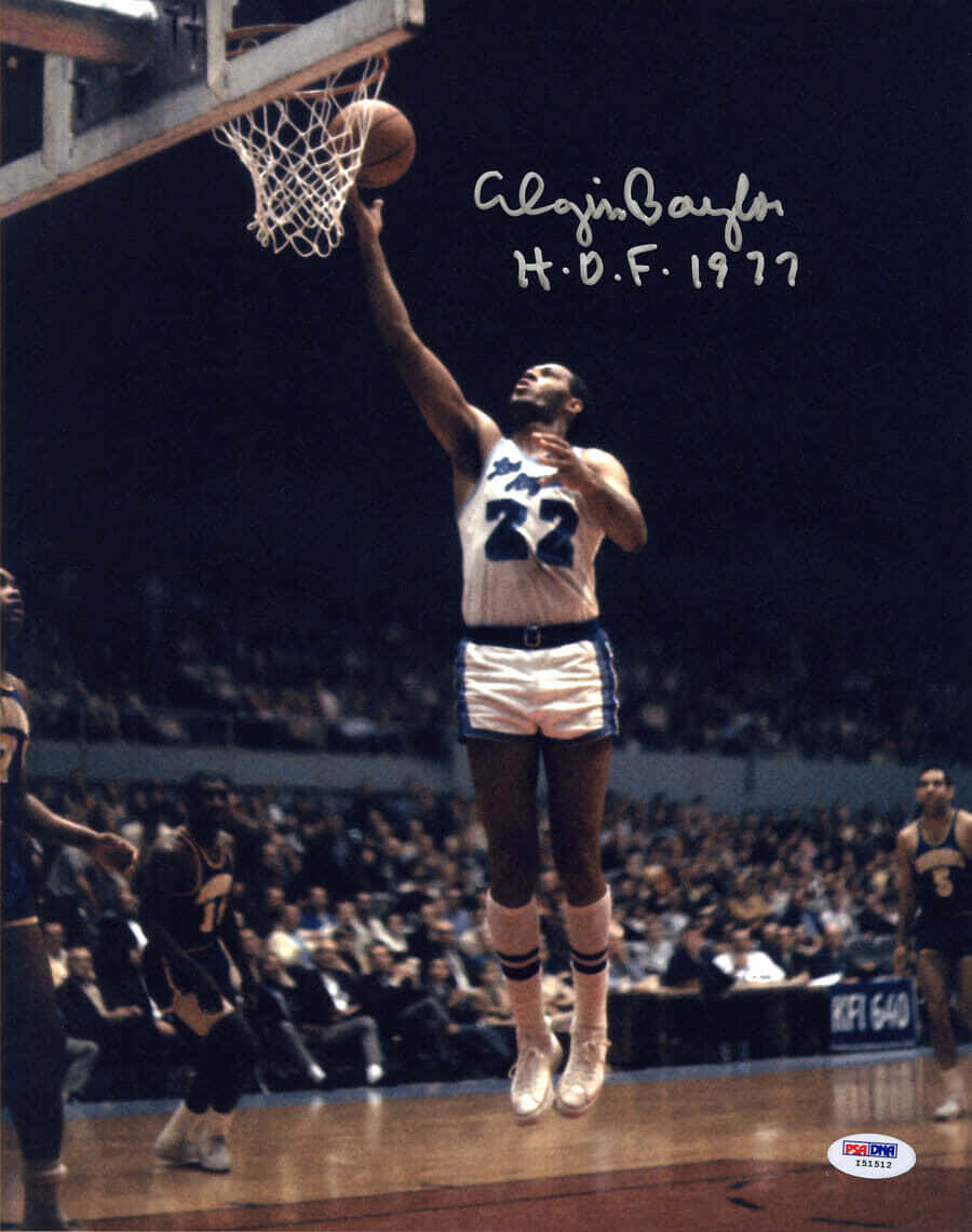 NBA 桌布 壁紙 — 阿爾文·羅伯森在1977年NBA比賽中灌籃，背景為人群的動態動作照片。