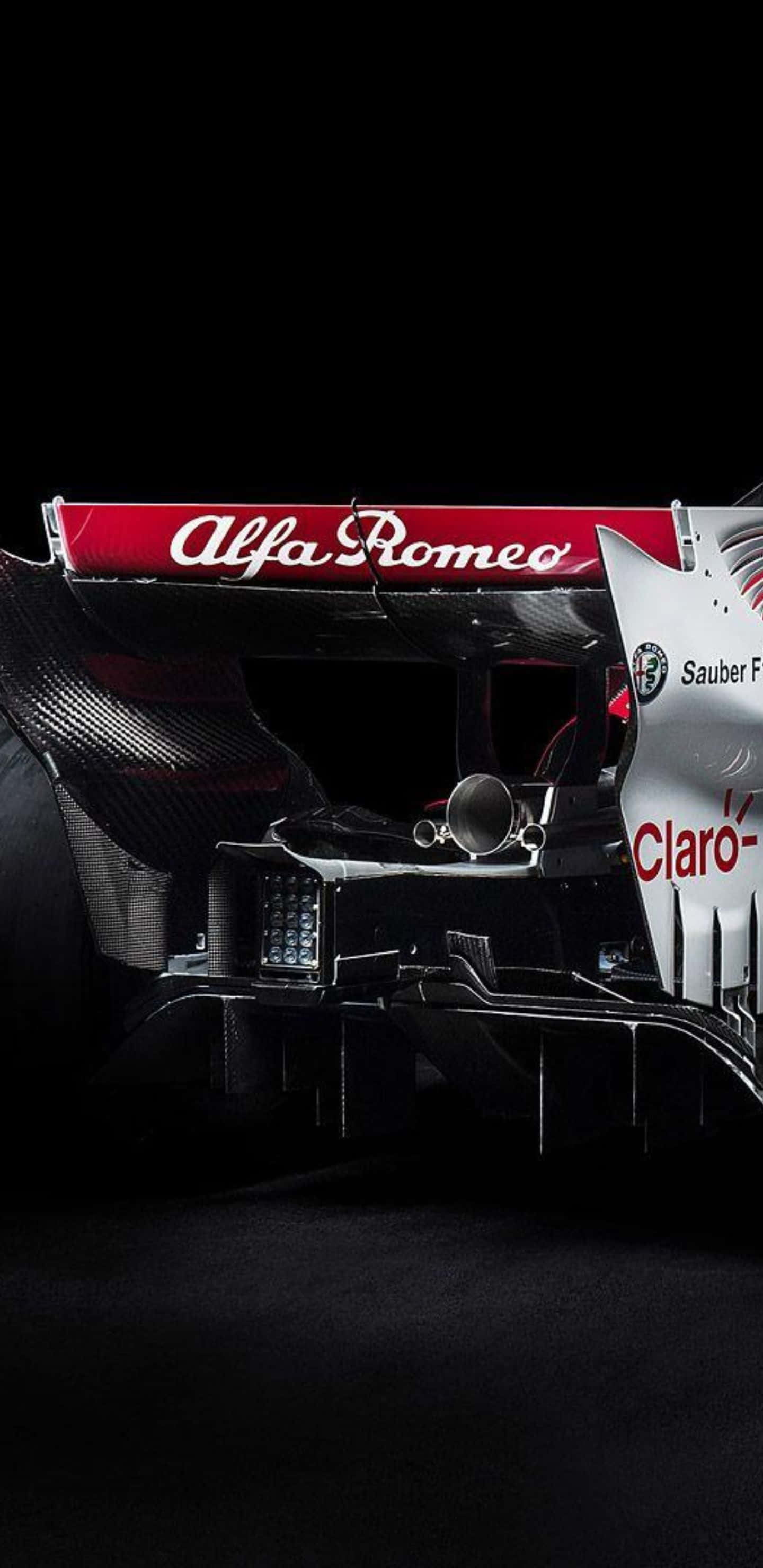 Formula 1 桌布 壁紙 — 阿爾法羅密歐一級方程式賽車的流線型前翼和鼻錐在黑色背景下被照亮。