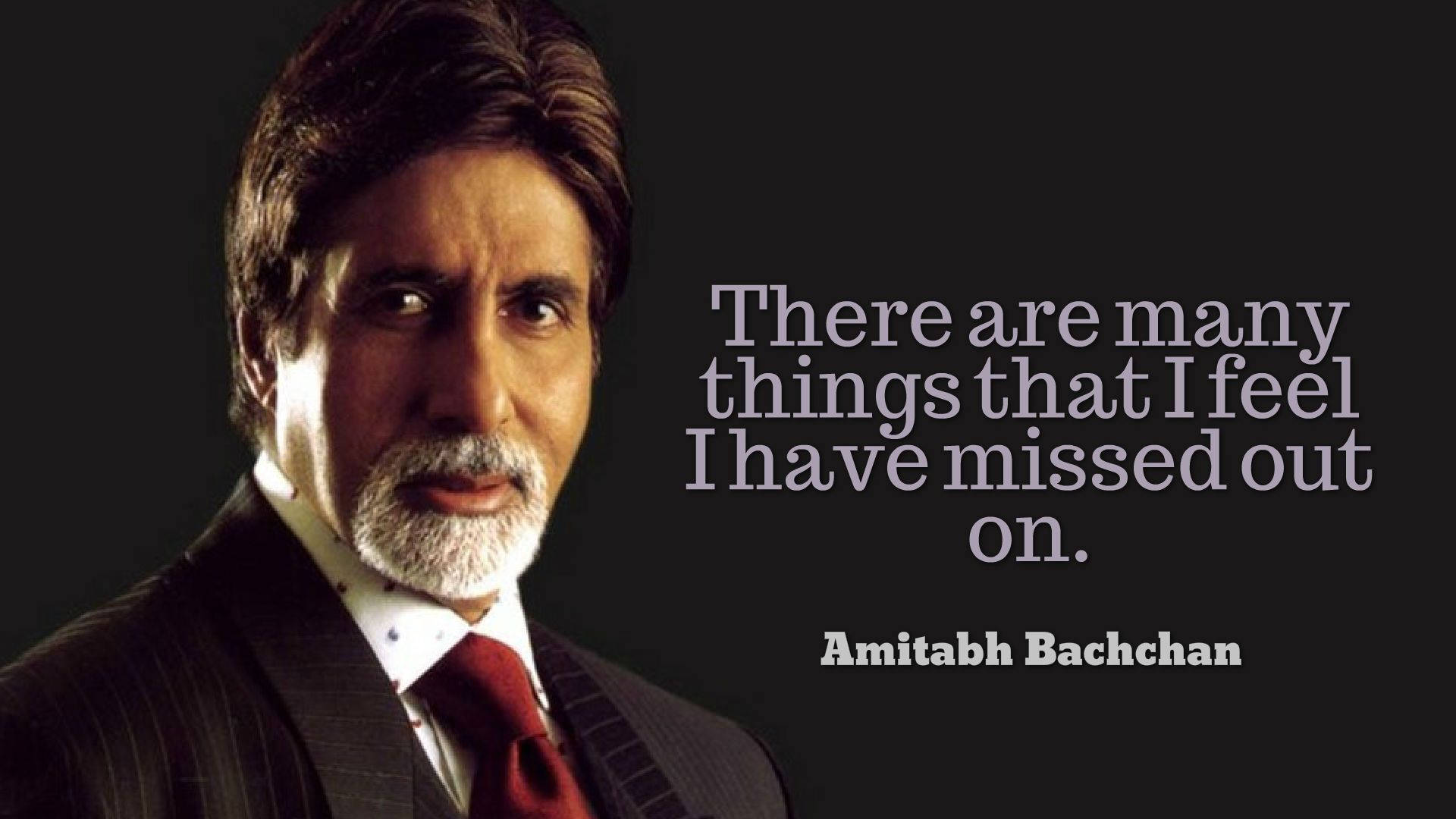 Amitabh Bachchan 桌布 壁紙 — 阿米塔布·巴強身穿深色西裝和紅色領帶，在黑色背景上帶有引言疊加，凝視著。