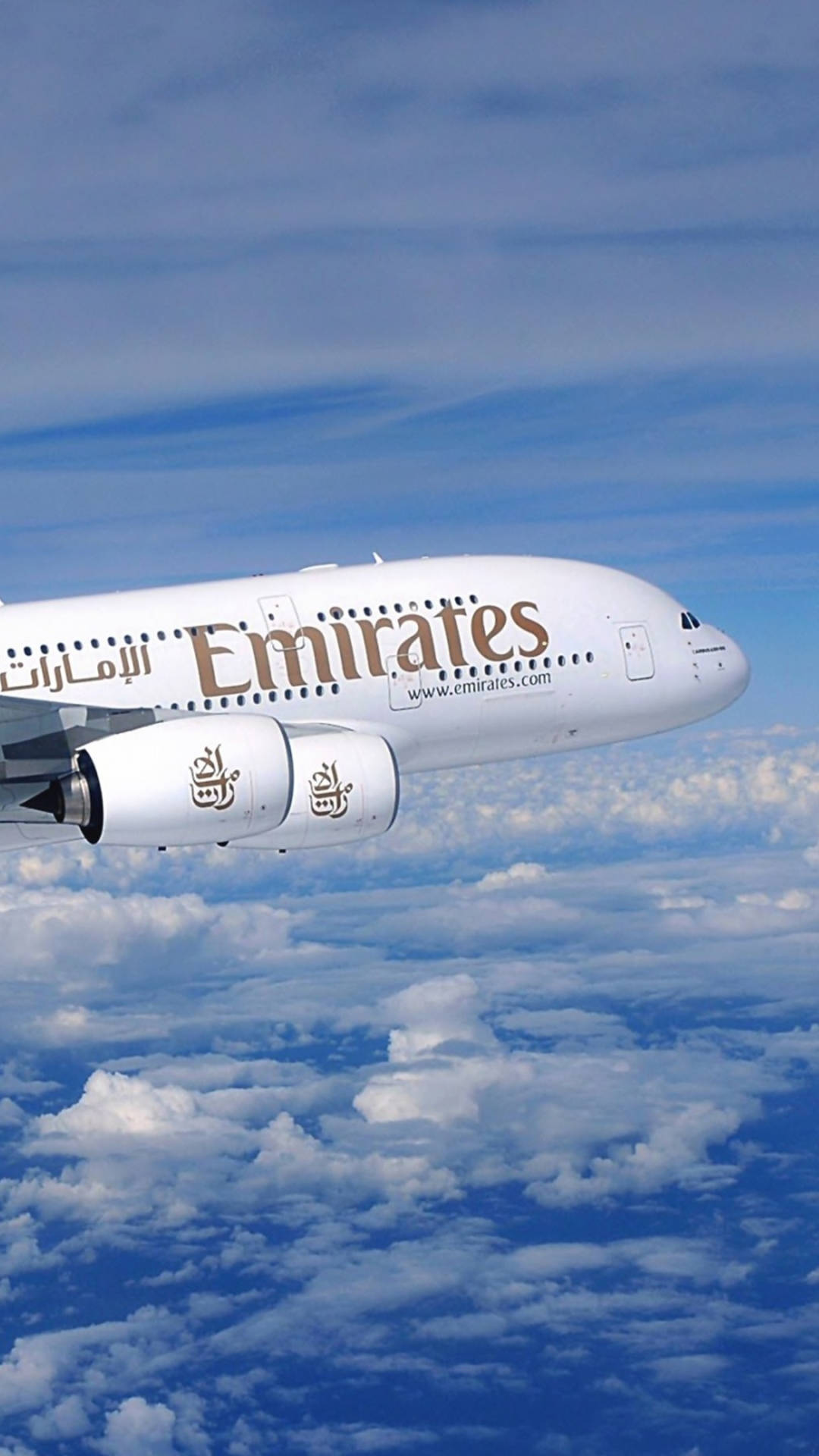 雲朵 桌布 壁紙 — 阿聯酋航空的空中巴士A380在鮮豔的藍天背景下翱翔於蓬鬆的白雲之上。