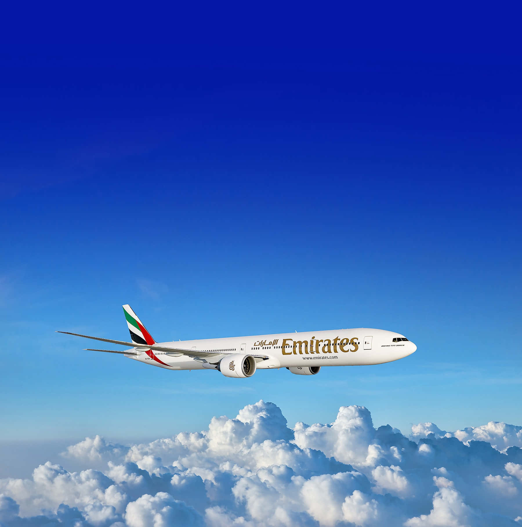 Aviation 桌布 壁紙 — 阿聯酋航空飛機在廣闊清澈的藍天下，優雅地翱翔在蓬鬆的白雲之上。