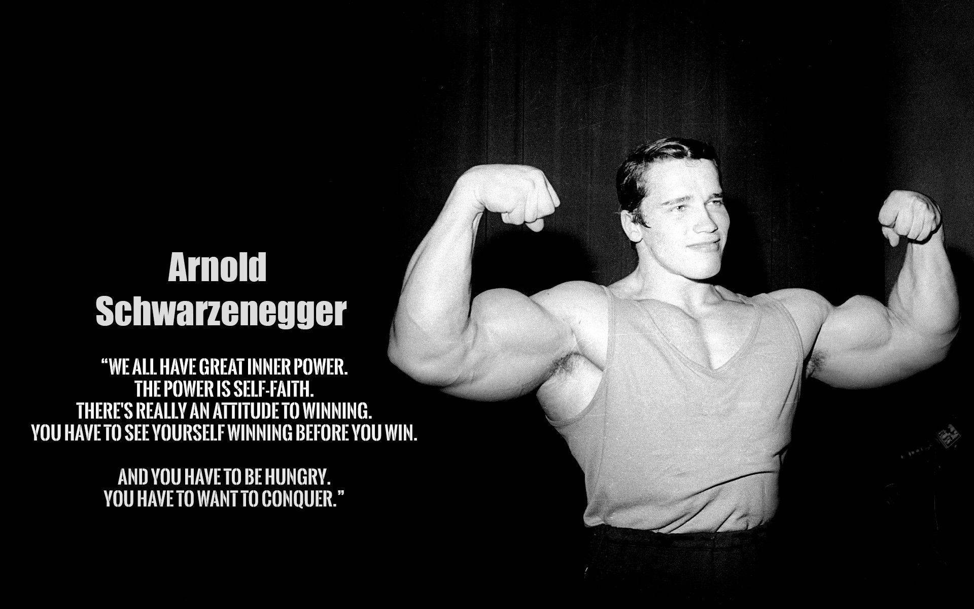 Arnold 桌布 壁紙 — 阿諾·史瓦辛格在經典黑白照片中展示他巨大的二頭肌，並帶有勵志名言覆蓋層。