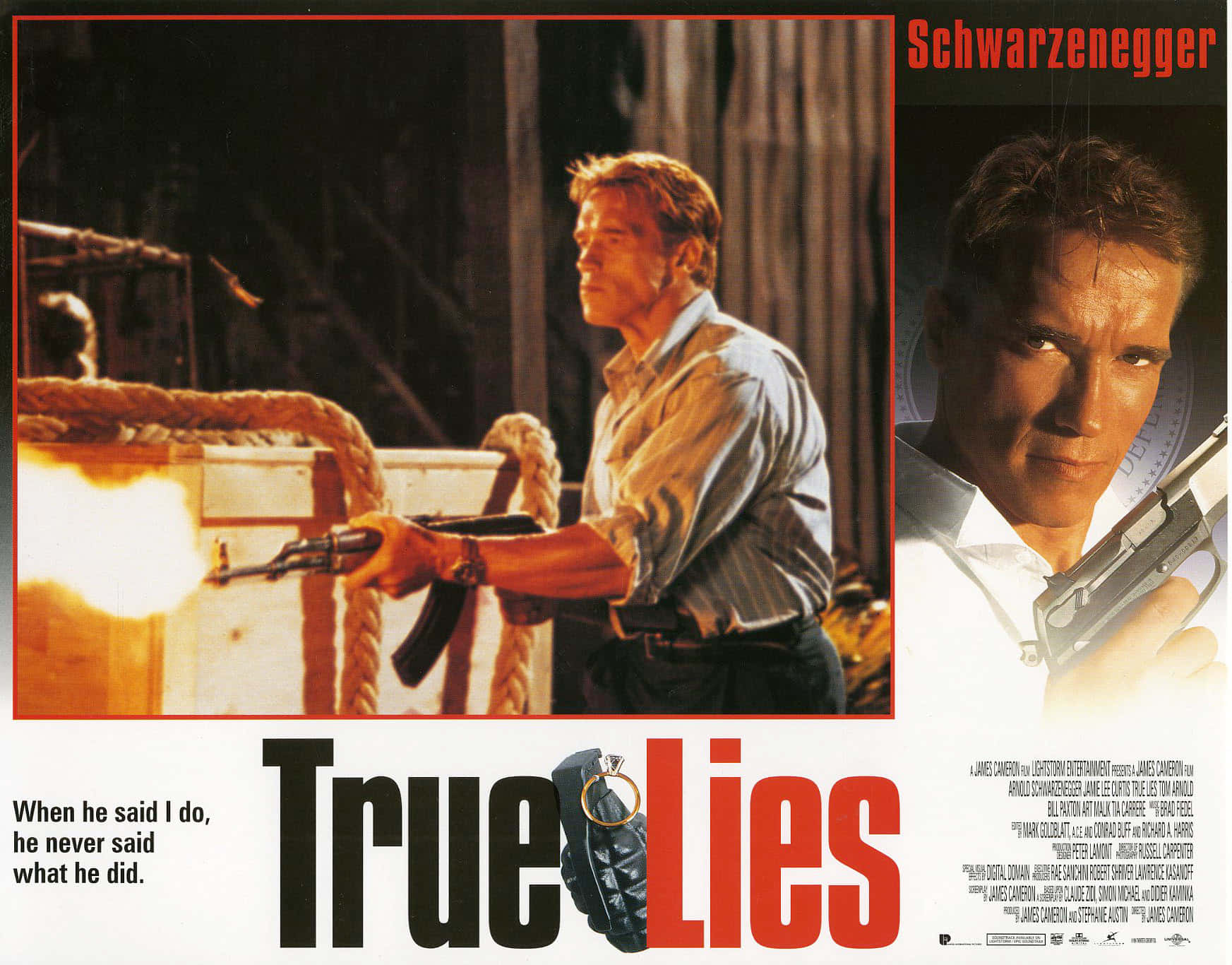 True Lies 桌布 壁紙 — 阿諾·史瓦辛格在電影《魔鬼大帝：真實謊言》中一個粗糙的倉庫場景中開槍，槍口閃出火焰。