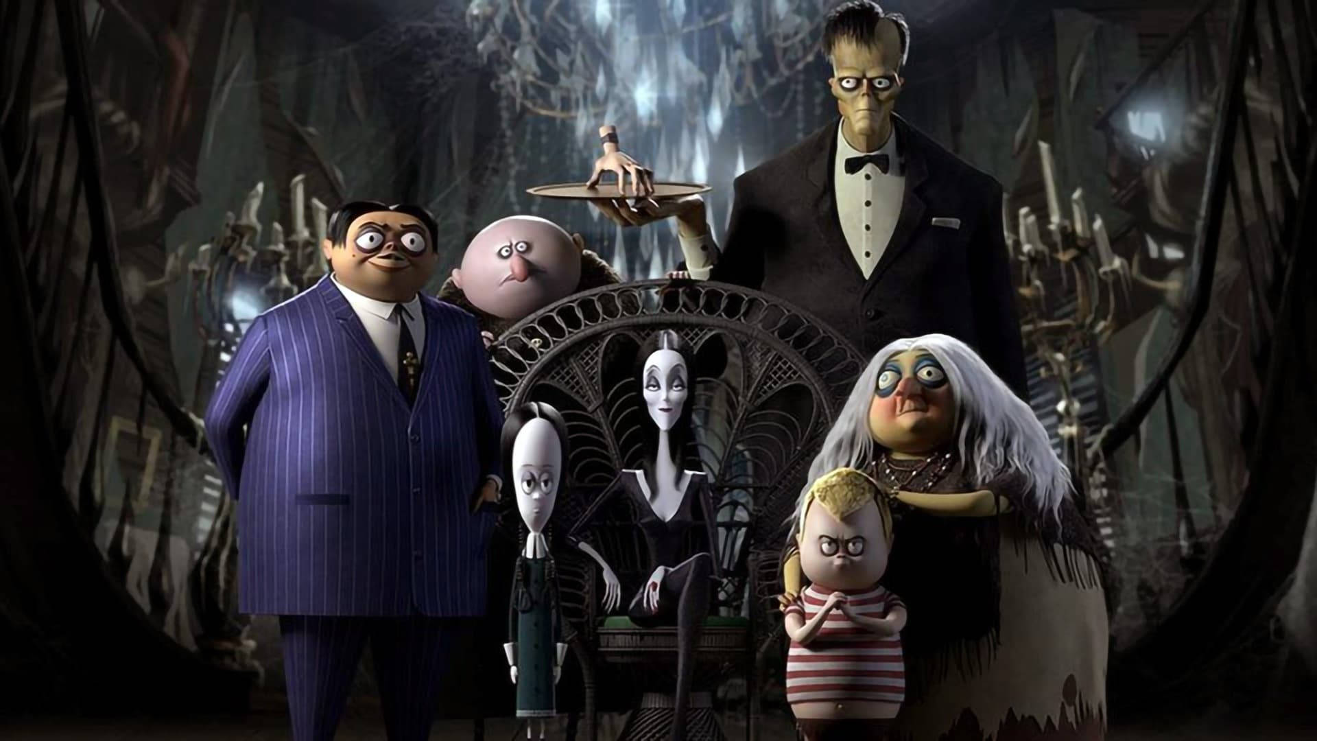 The Addams Family 2 桌布 壁紙 — 阿達一族動畫角色在他們的哥德式豪宅中一起擺姿勢，帶有詭異的燈光和骷髏裝飾。