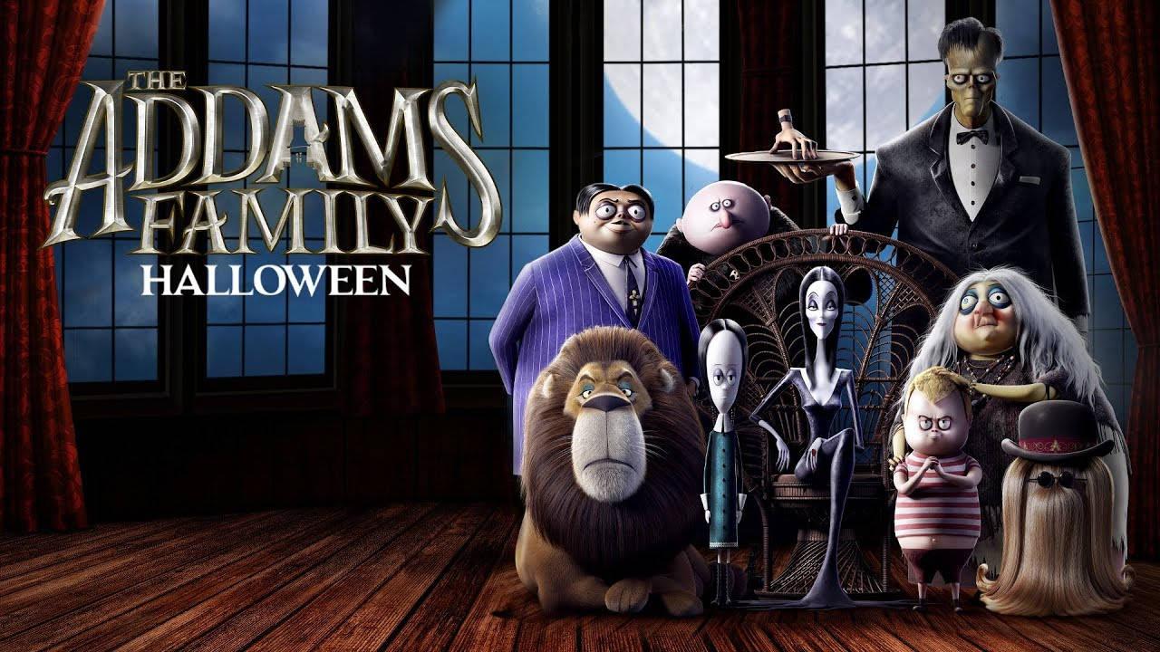 The Addams Family 2 桌布 壁紙 — 阿達一族動畫角色在帶有紅色窗簾和大窗戶的哥德式豪宅中一起擺姿勢。
