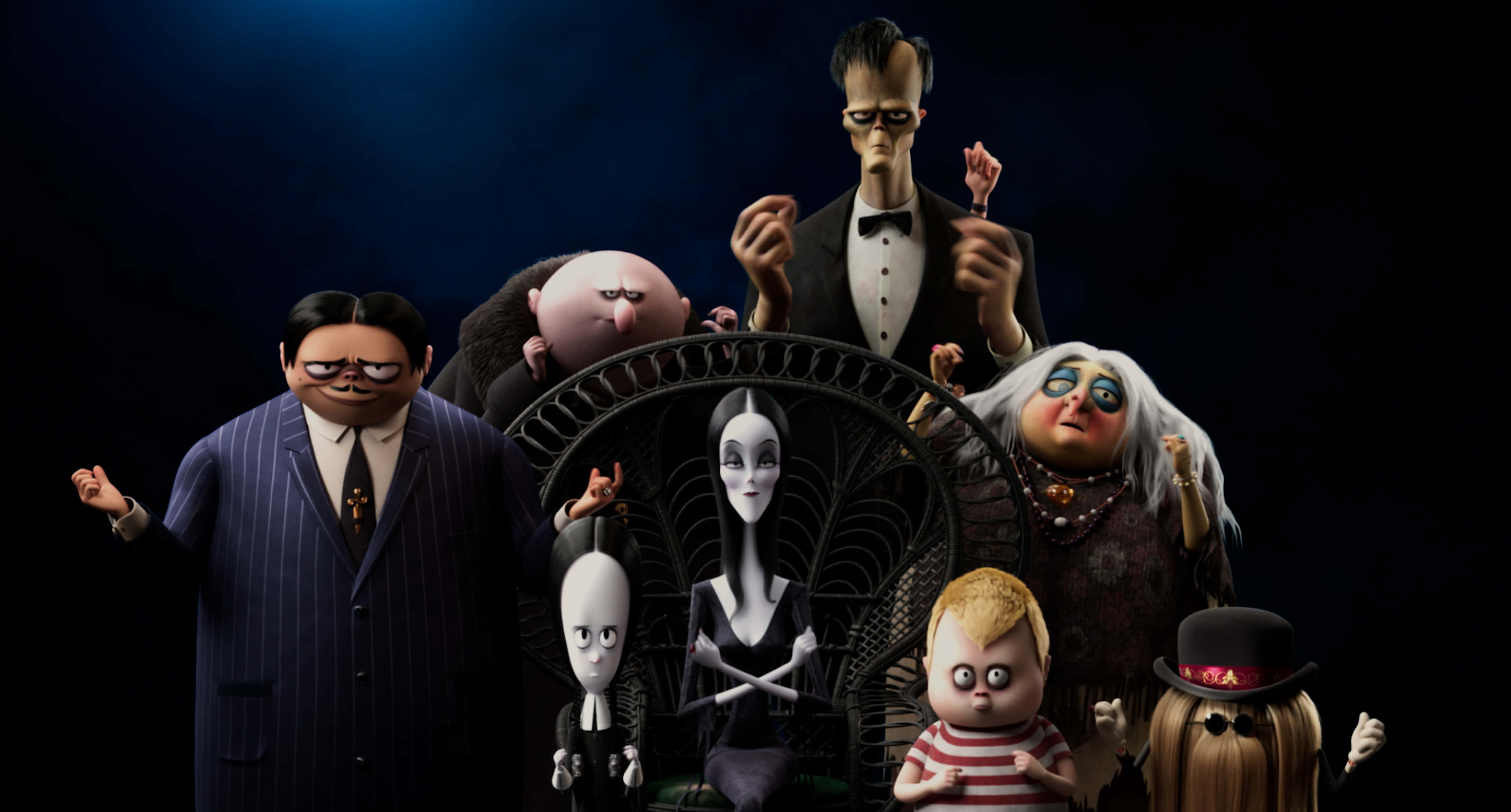 Addams Family 桌布 壁紙 — 阿達一族動畫角色在陰森燈光下，以深藍色背景襯托，擺出戲劇性姿勢。