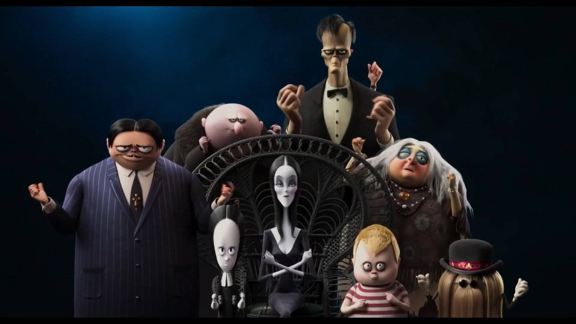 The Addams Family 2 桌布 壁紙 — 阿達一族動畫角色在黑暗哥德式場景中，以戲劇性燈光一起擺姿勢。