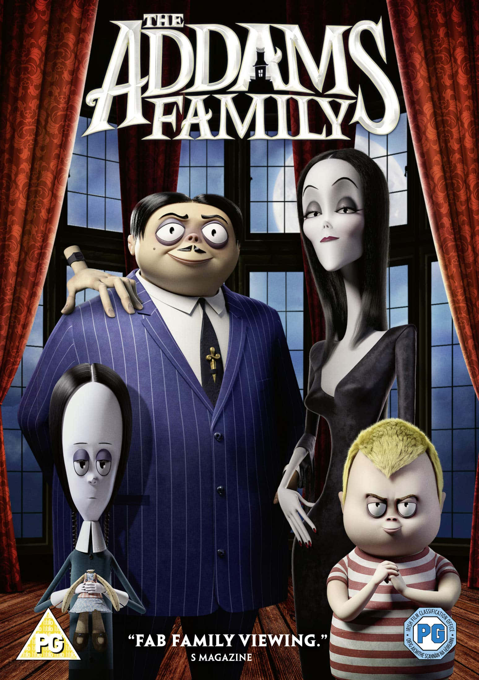 Addams Family 桌布 壁紙 — 阿達一族卡通角色在滿月下，於紅色窗簾的哥德式窗戶前一起擺姿勢。