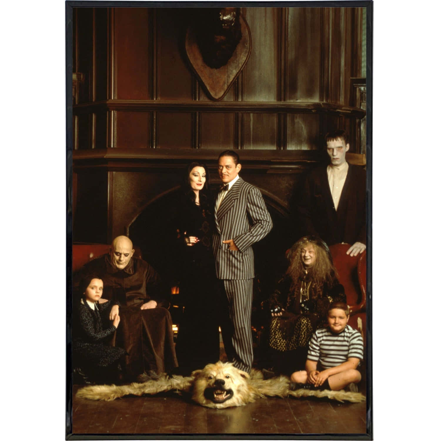 Addams Family 桌布 壁紙 — 阿達一族在他們的哥德式大宅中擺姿勢，配上一張咧嘴笑的狗地毯和深色木鑲板。