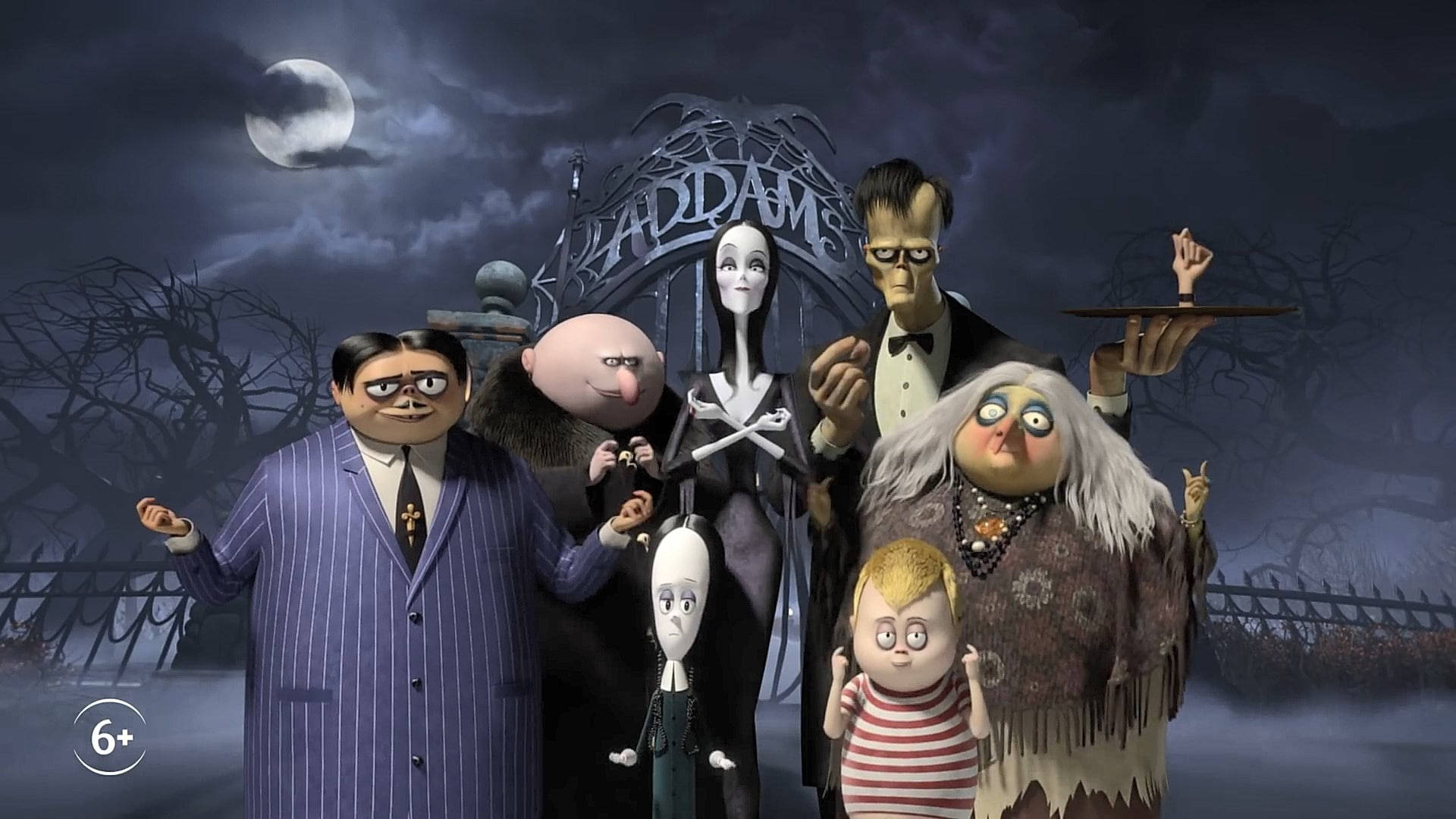 The Addams Family 2 桌布 壁紙 — 阿達一族在滿月下聚集在他們的哥德式大宅前，周圍有陰森的樹木和迷霧。