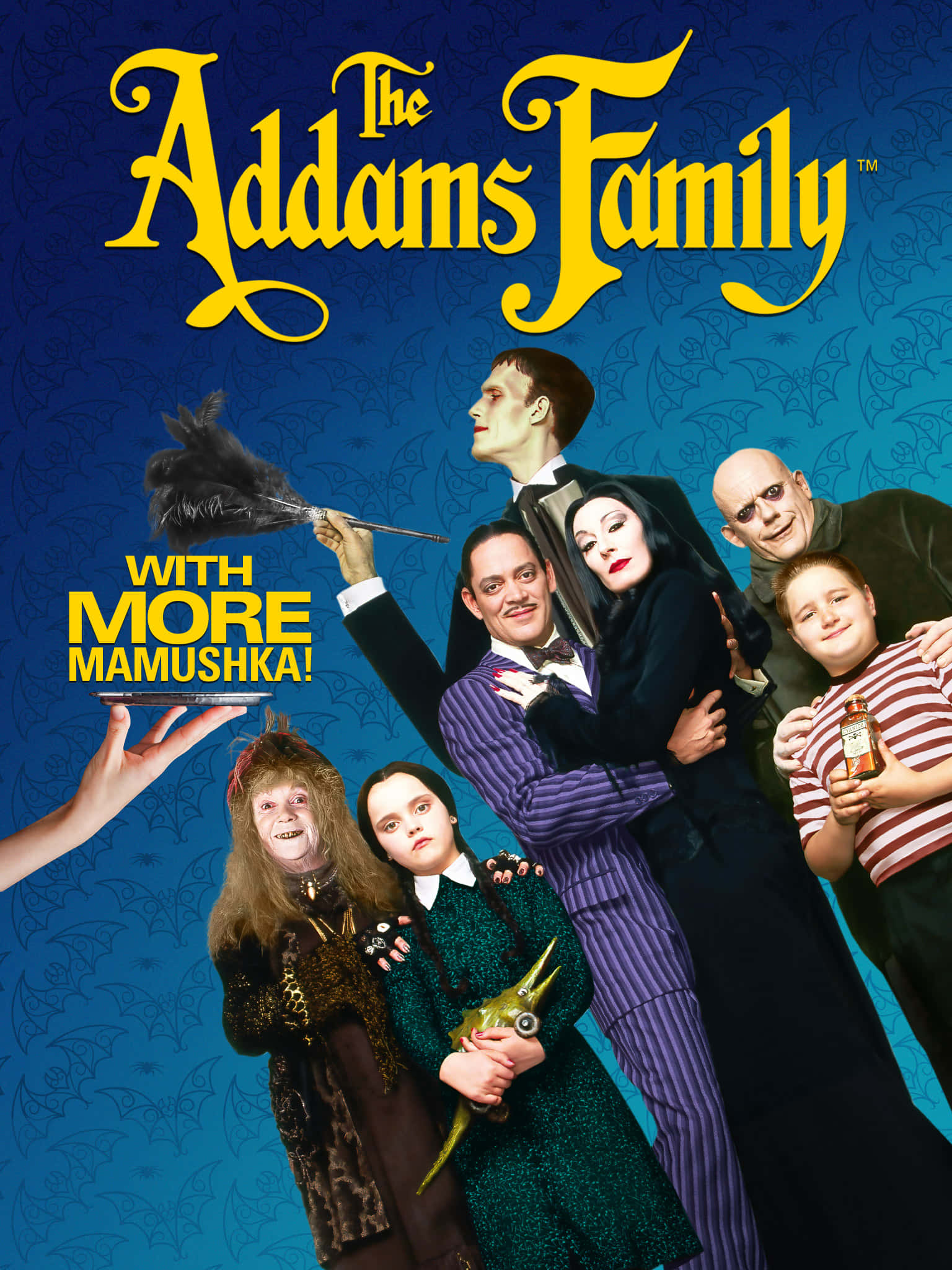 Addams Family 桌布 壁紙 — 阿達一族演員在藍色蝙蝠圖案背景前擺姿勢，配以黃色標題文字。