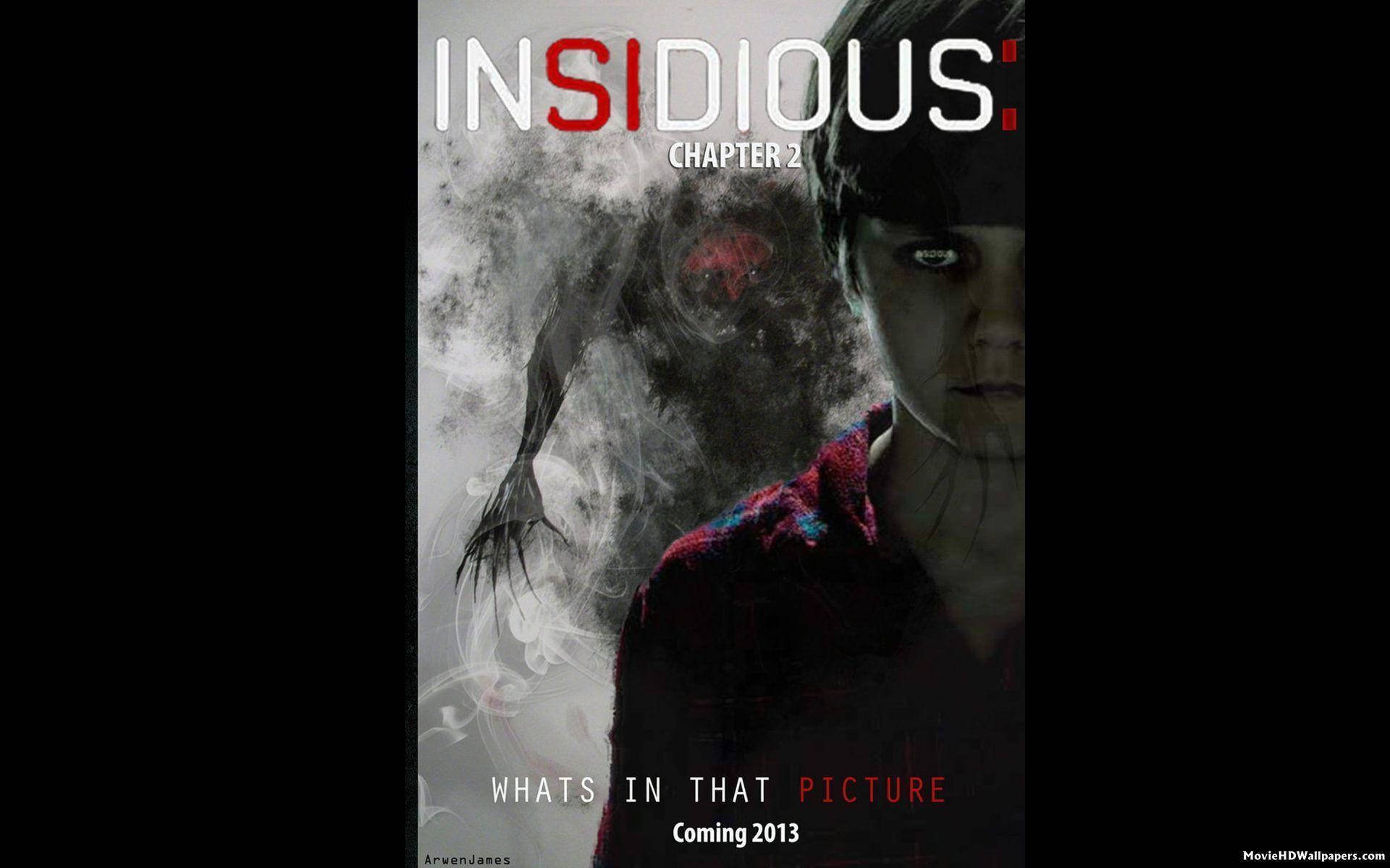 Insidious 桌布 壁紙 — 《陰兒房第2章：陰魂守舍》的恐怖電影海報，煙霧中出現一個幽靈般的身影，旁邊是一個眼睛發光的小女孩。