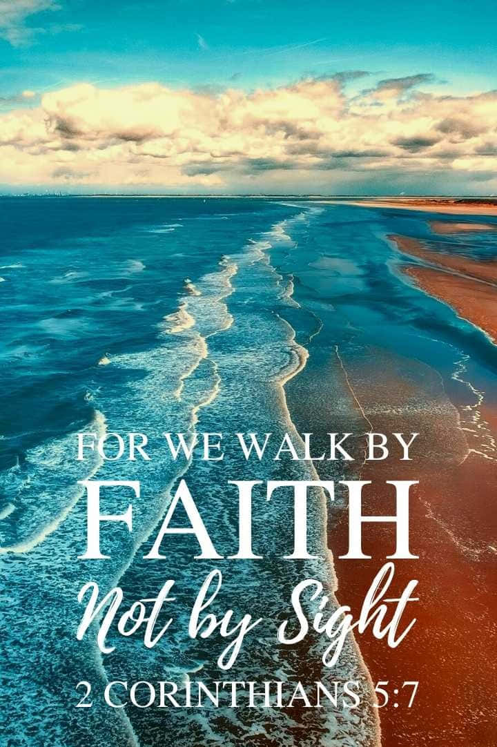 Bible Verse Phone 桌布 壁紙 — 陰天天空下，海浪拍打沙灘的鳥瞰圖，帶有鼓舞人心的文字疊加。