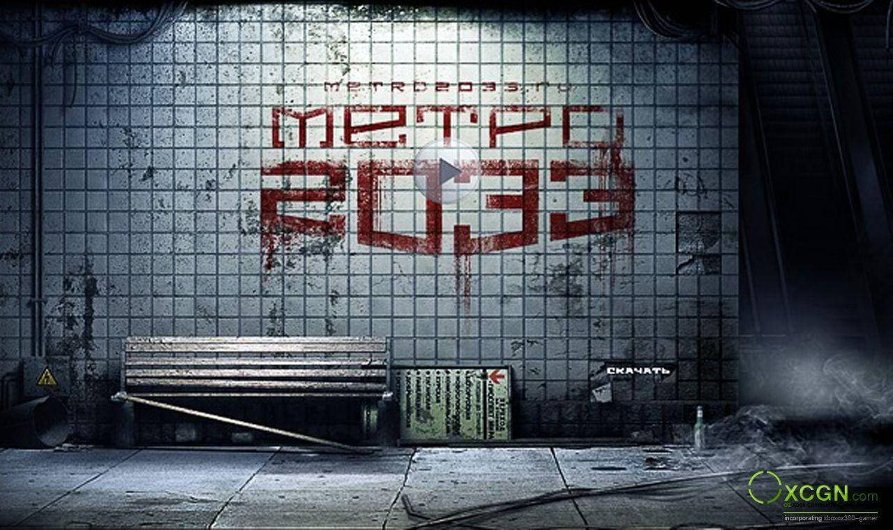 4K Metro 2033 桌布 壁紙 — 陰暗的地鐵站牆壁，帶有褪色的紅色「METRO 2033」塗鴉、生鏽的長椅，以及在昏暗光線中升起的蒸氣。