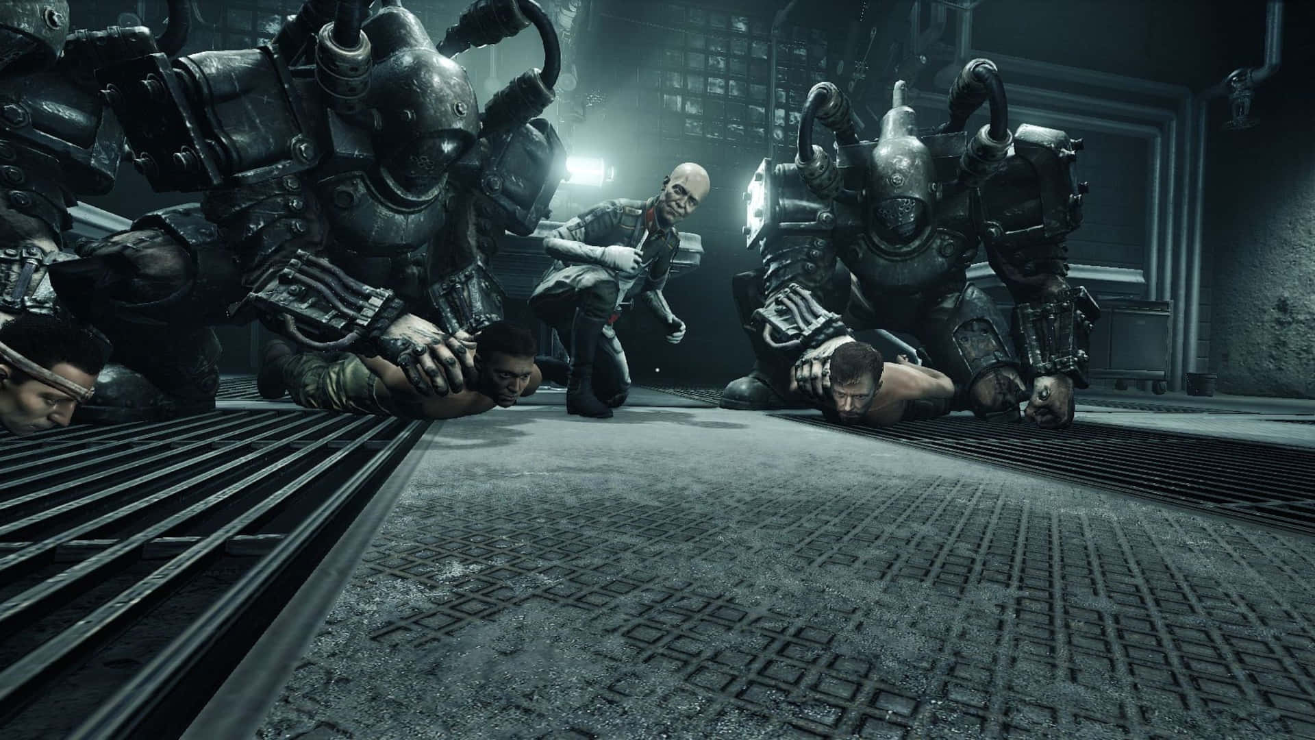 Wolfenstein Ii 桌布 壁紙 — 陰暗的工業房間中，身穿鎧甲的戰士在刺眼的頂燈下壓制著跪著的囚犯。