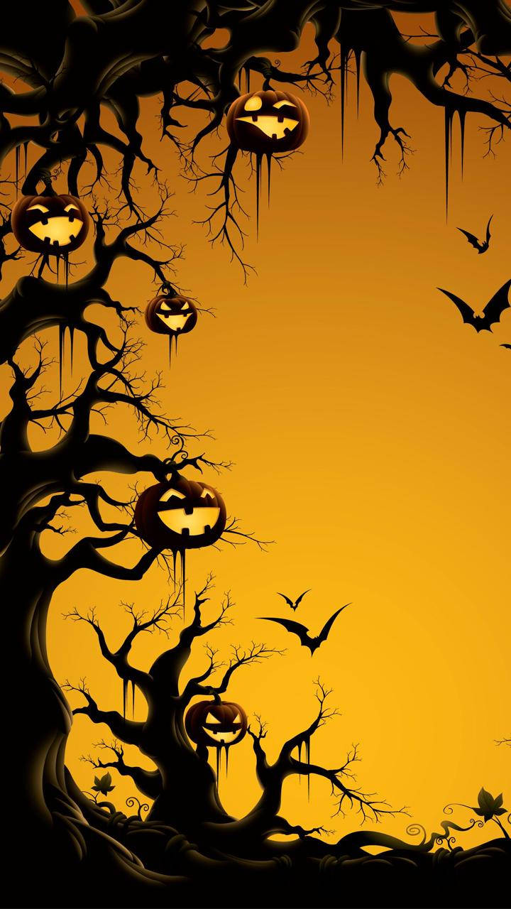 Halloween Phone 桌布 壁紙 — 陰森的萬聖節樹木，發光的南瓜燈和飛翔的蝙蝠，映襯著溫暖的橙色天空。