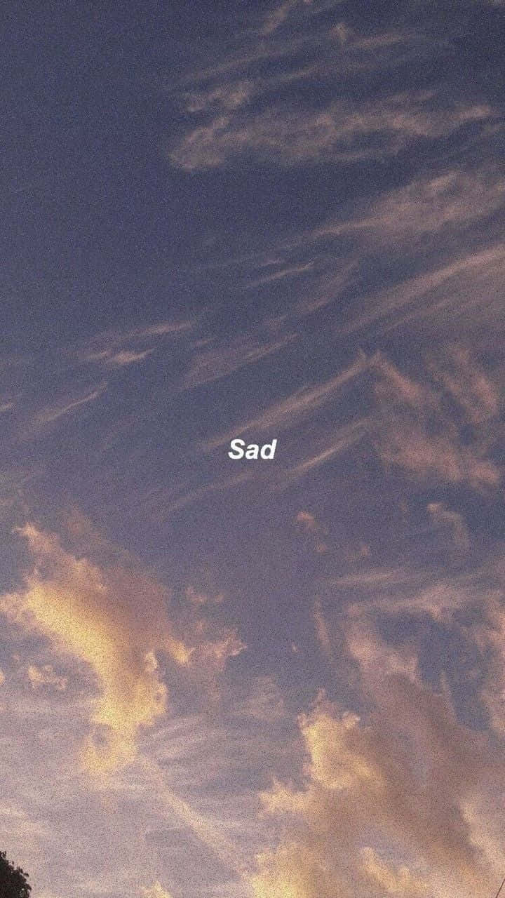 Aesthetic Mood 桌布 壁紙 — 陰沉的天空，帶有縷縷雲彩，染上金色夕陽色調，襯托深藍色畫布。