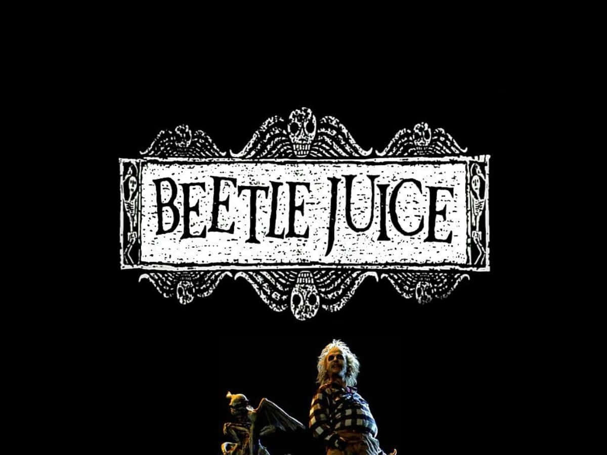 Beetlejuice 桌布 壁紙 — 《陰間大法師》的戲劇舞台表演，角色身穿格紋襯衫，一個小生物在華麗的骷髏主題標誌下。