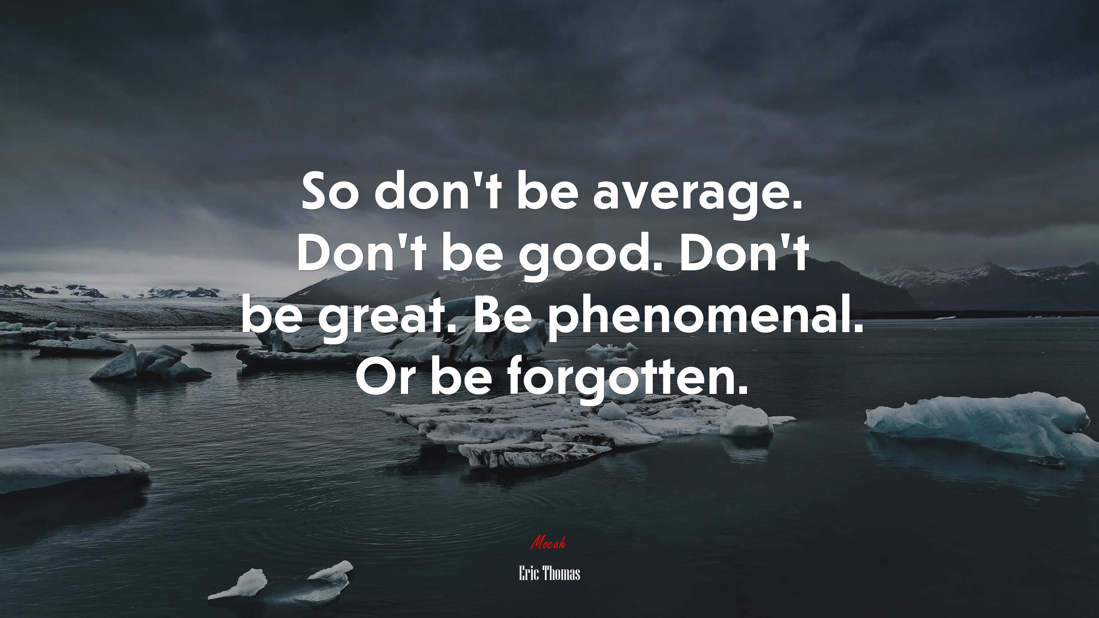 Motivational Quotes 桌布 壁紙 — 陰鬱的冰川湖場景，浮動的冰山在黑暗的暴風雲下，並覆蓋著勵志名言。