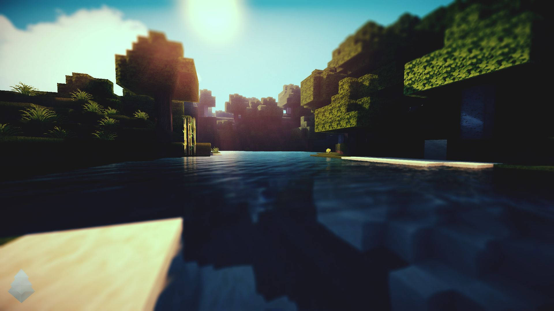 4K Minecraft 壁紙 桌布 壁紙 — 陽光在平靜的水面上閃爍，反射出方塊狀的叢林樹木和遠處的建築物，呈現Minecraft風格的景觀。
