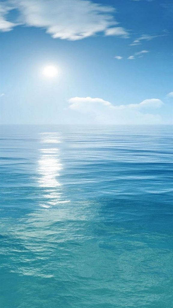 海洋 桌布 壁紙 — 陽光在平靜的藍綠色水面上閃爍，天空湛藍，白雲點點。
