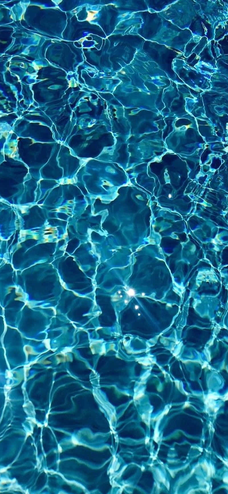 水 桌布 壁紙 — 陽光在波光粼粼的碧綠水面上舞動，形成迷人的光影圖案。