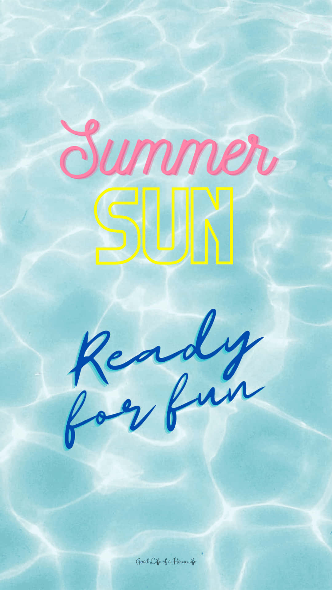 Trendy Summer iPhone 桌布 壁紙 — 陽光在碧綠的泳池水上泛起漣漪，配上俏皮的粉紅色、黃色和藍色文字，宣告夏日樂趣。