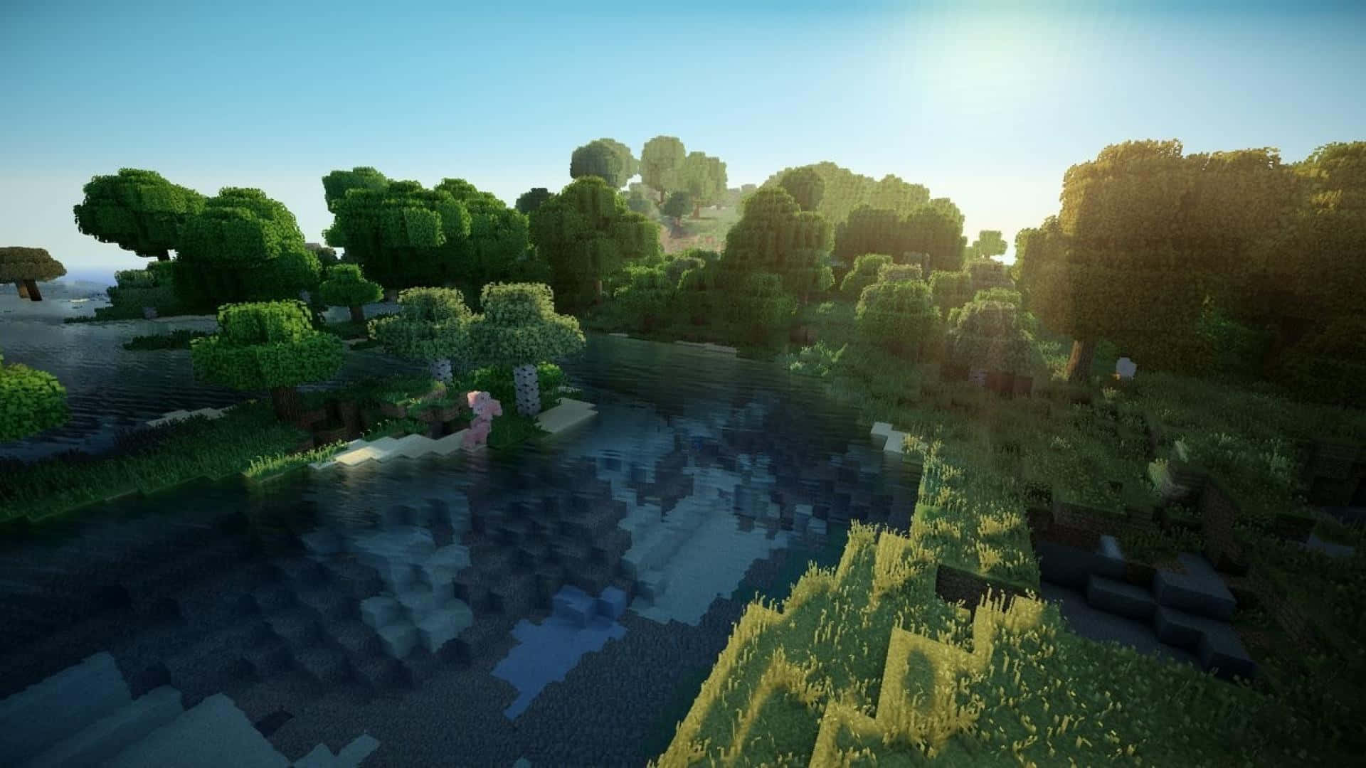 桌布 壁紙 — 陽光明媚的Minecraft景觀，有像素化的樹木、草地和水，在晴朗的藍天下。