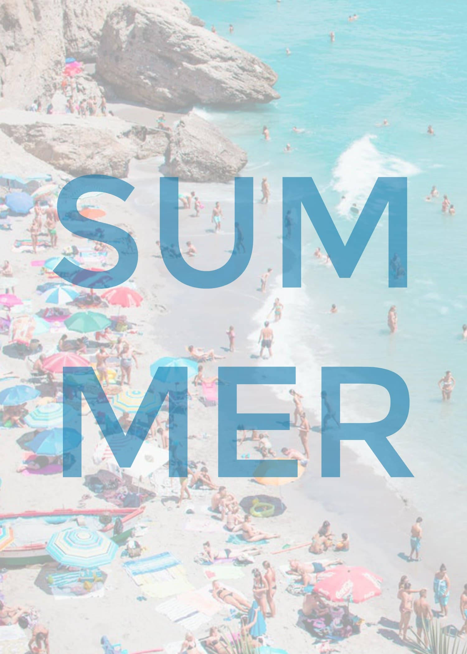 Summer Phone 桌布 壁紙 — 陽光明媚的海灘上，人們在色彩繽紛的遮陽傘下，旁邊是碧綠的海水和岩石峭壁。