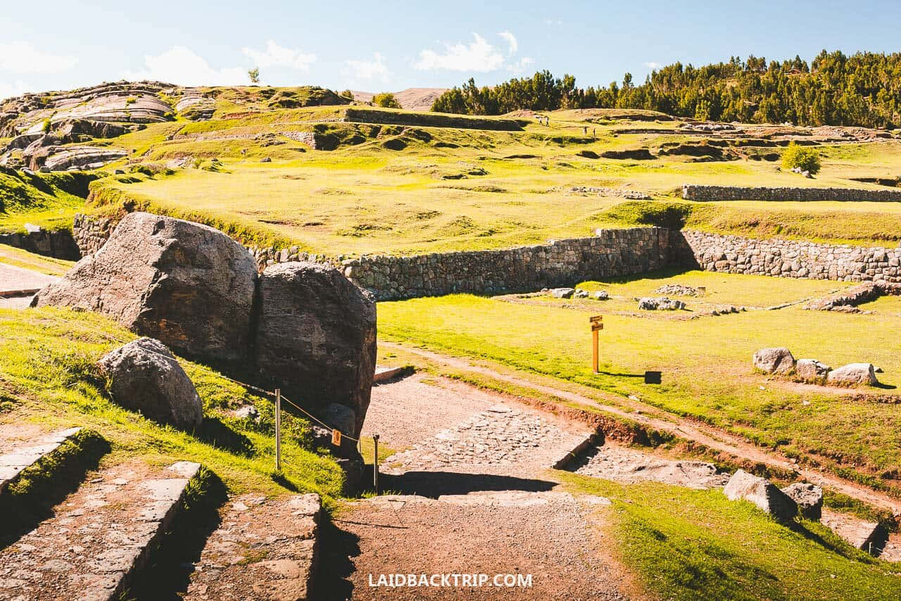 Attraction 桌布 壁紙 — 陽光普照的古老石頭遺址，擁有草地梯田和小徑，在清澈的藍天下。