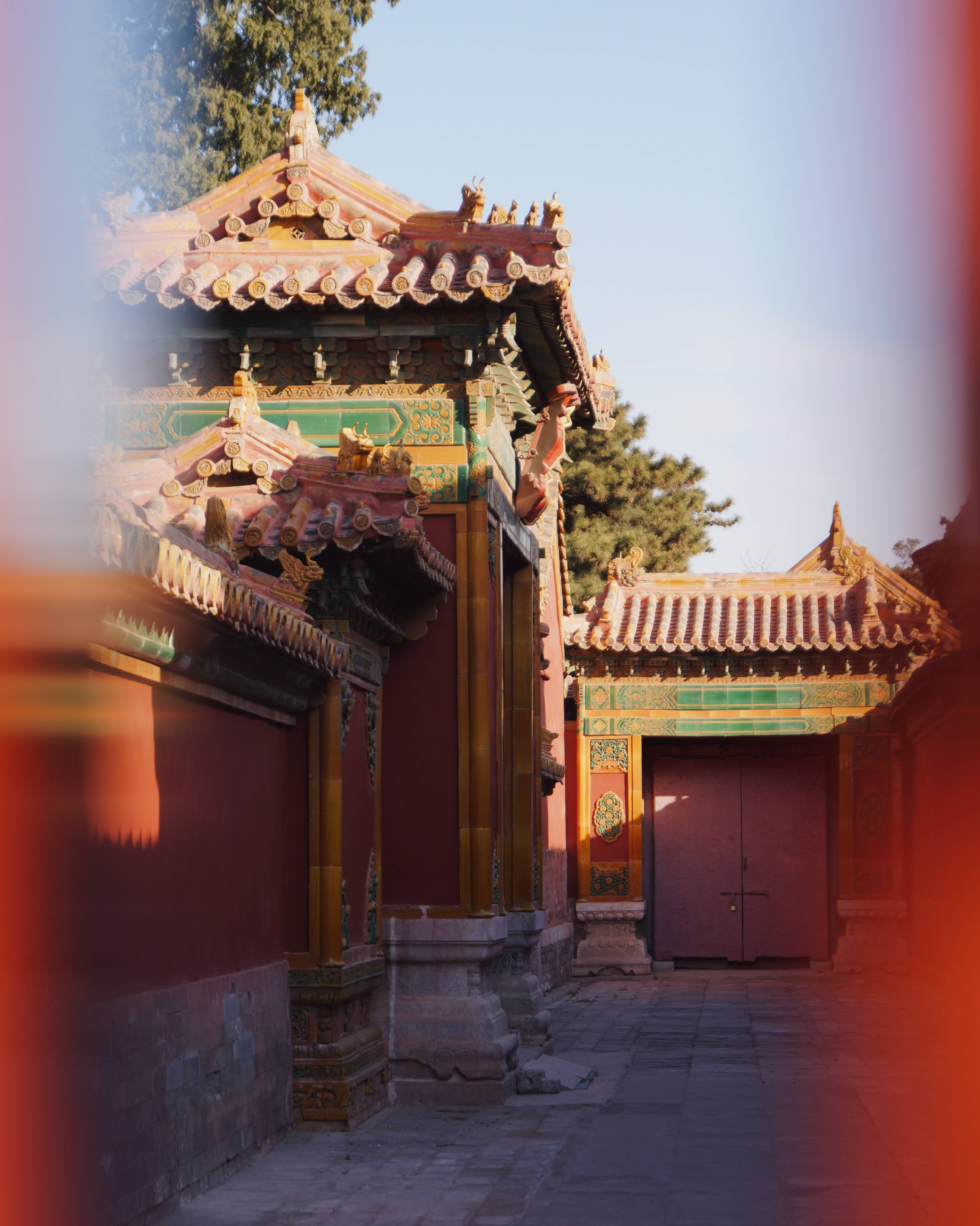 城堡動畫 桌布 壁紙 — 陽光灑落在裝飾華麗的傳統中國宮殿建築上，紅牆金瓦，映襯著清澈的藍天。