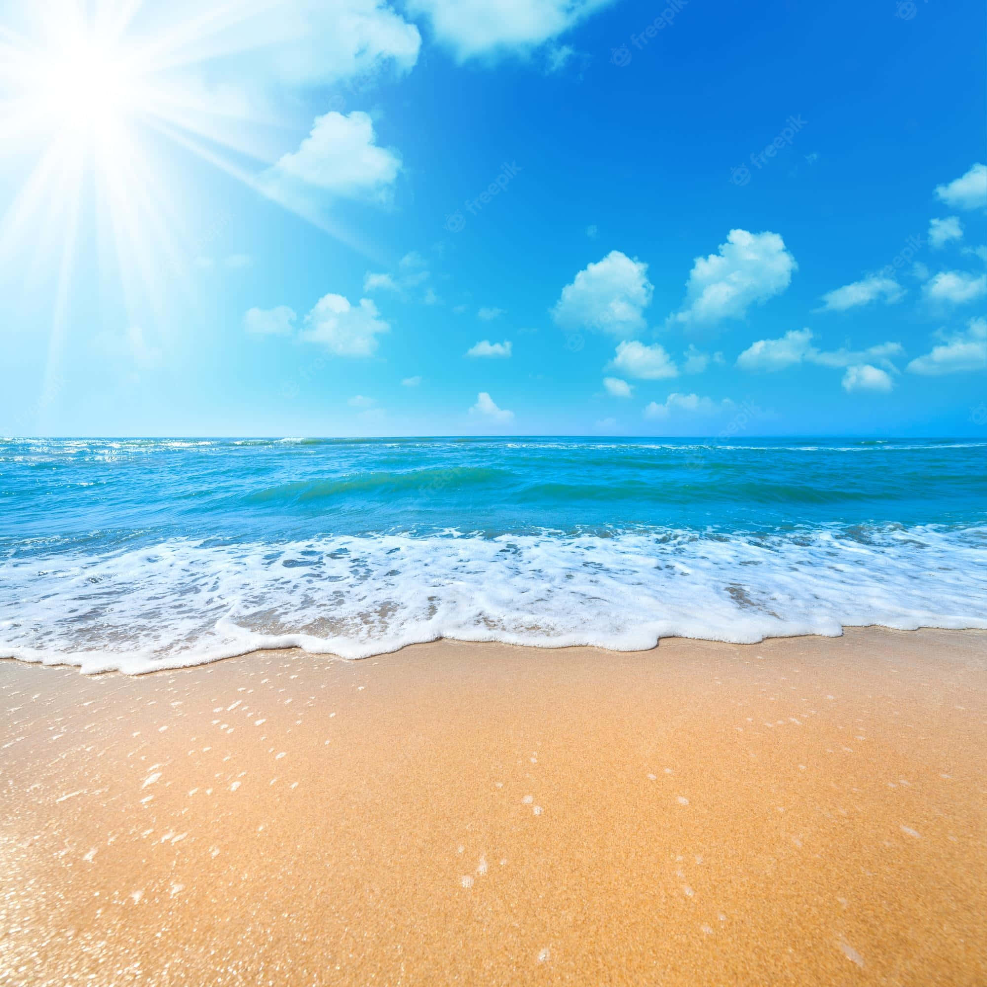 Summer Beach 桌布 壁紙 — 陽光照射在碧綠色的海浪上，拍打著金色的沙灘，天空湛藍，白雲朵朵。